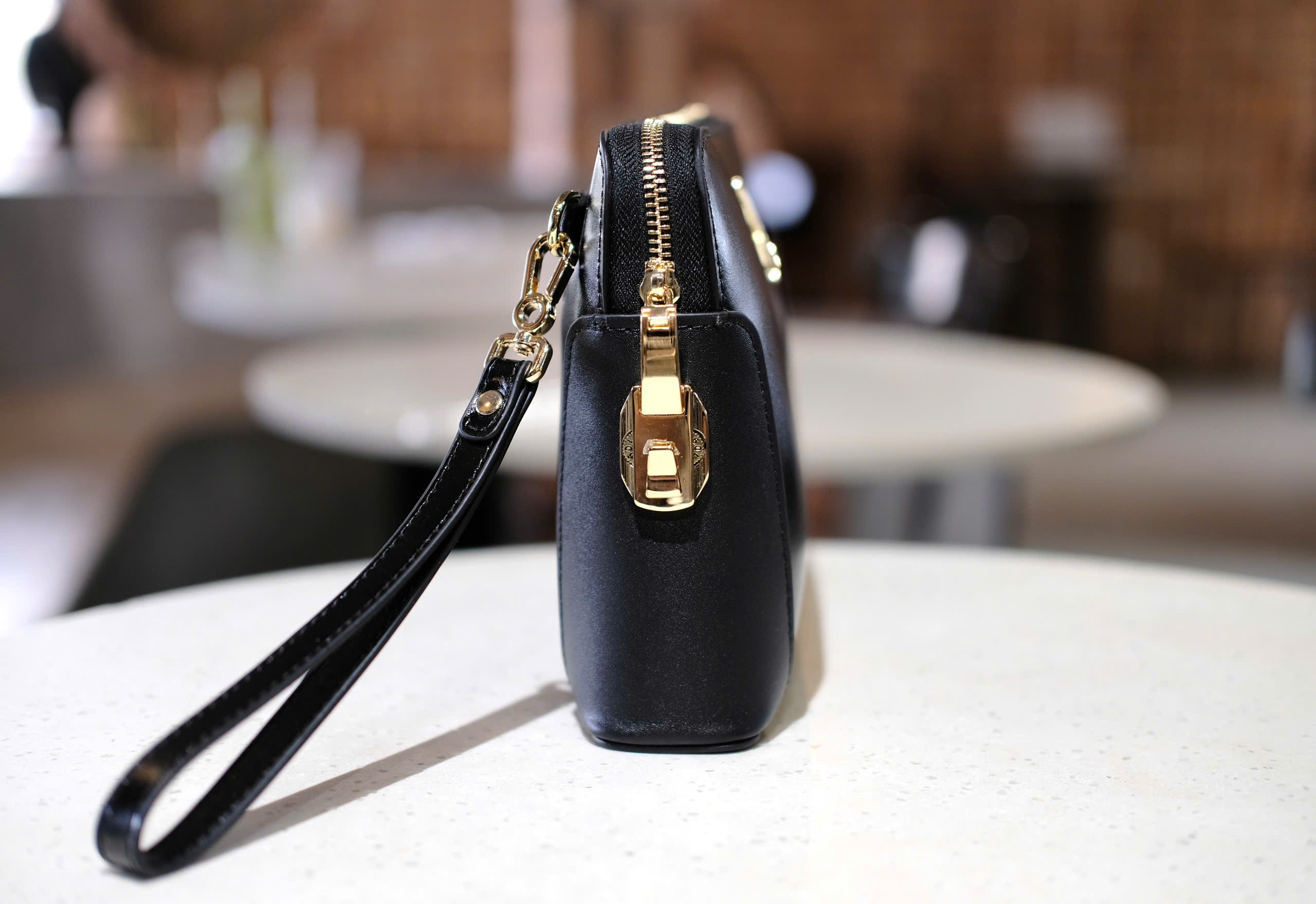 Túi Clutch cầm tay Louis Vuitton Đen trơn bóng logo Vàng size 27x17cm Like Auth Fullbox phụ kiện DDT