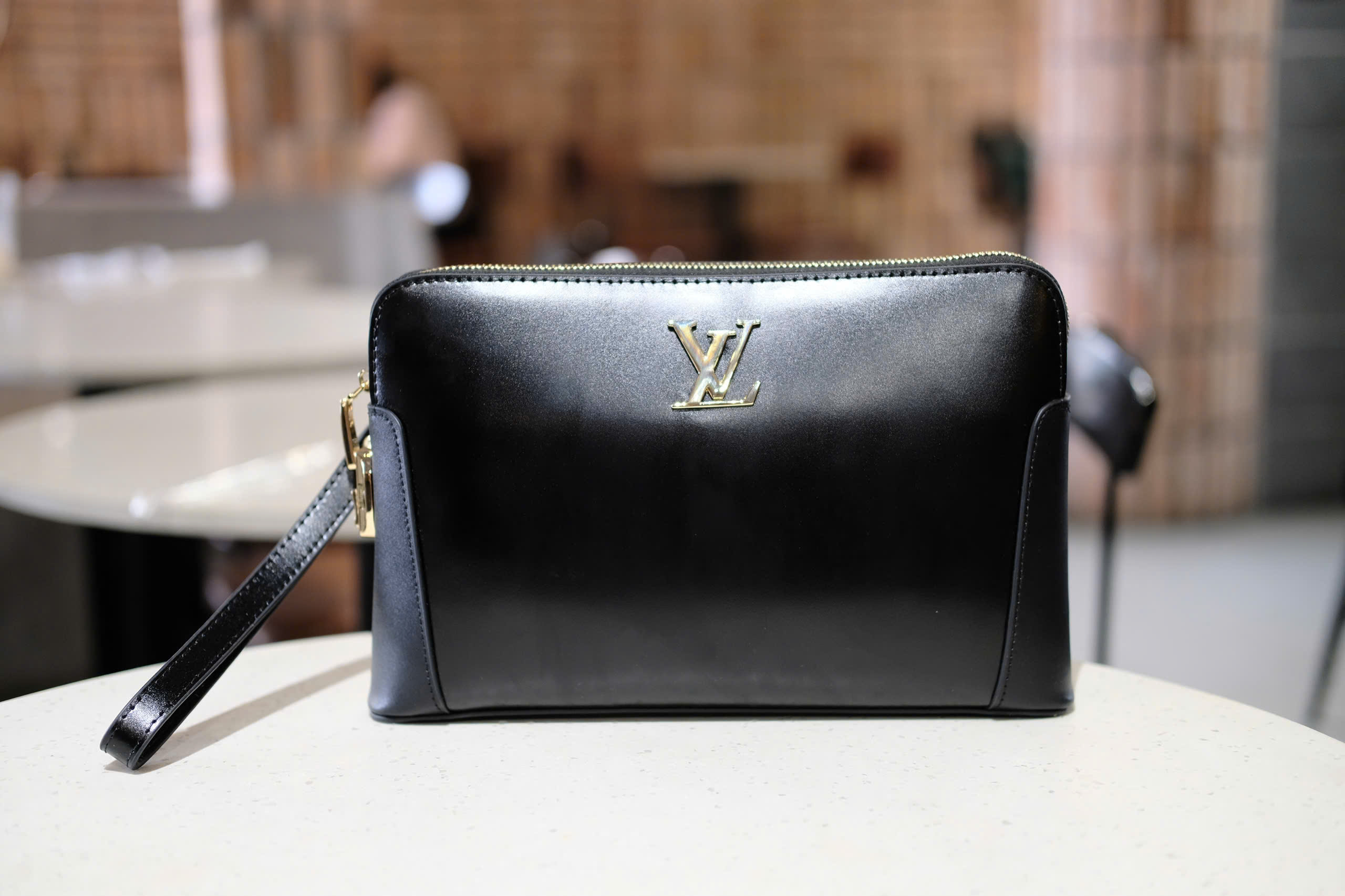 Túi Clutch cầm tay Louis Vuitton Đen trơn bóng logo Vàng size 27x17cm Like Auth Fullbox phụ kiện DDT