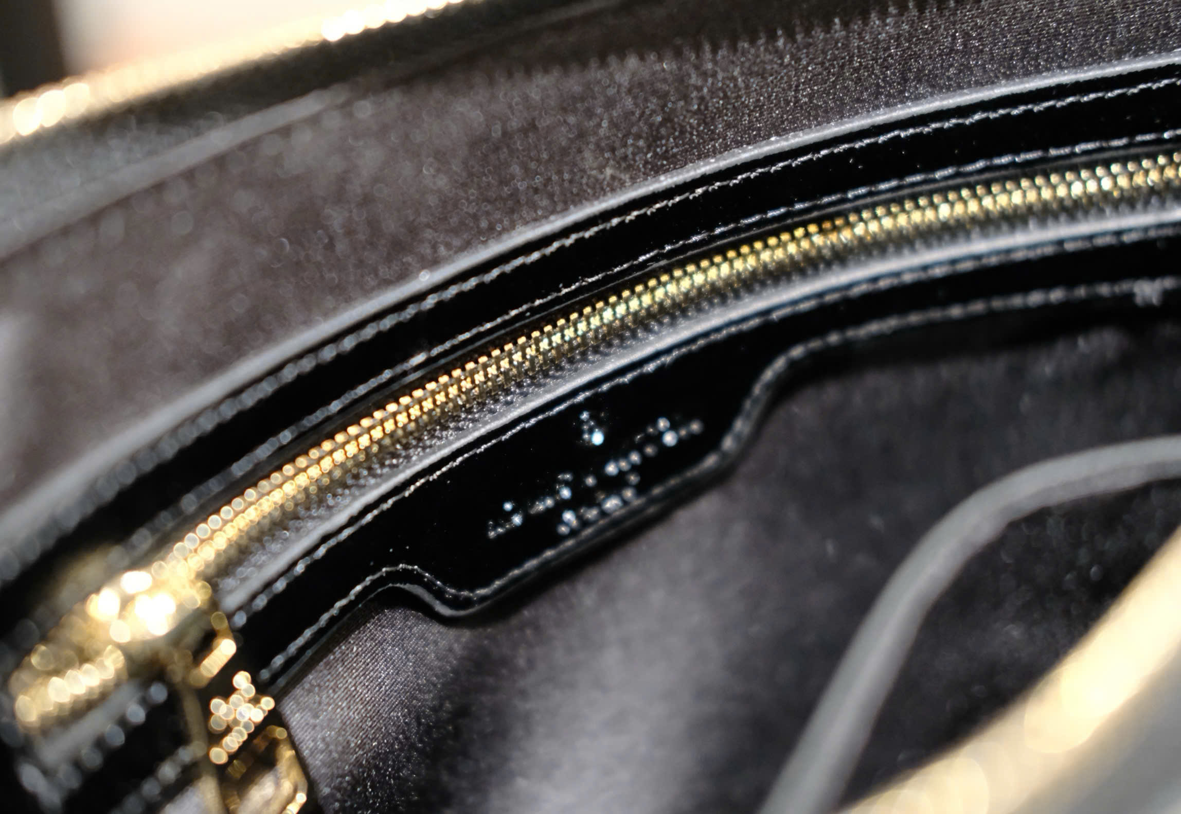 Túi Clutch cầm tay Louis Vuitton Đen trơn bóng logo Vàng size 27x17cm Like Auth Fullbox phụ kiện DDT