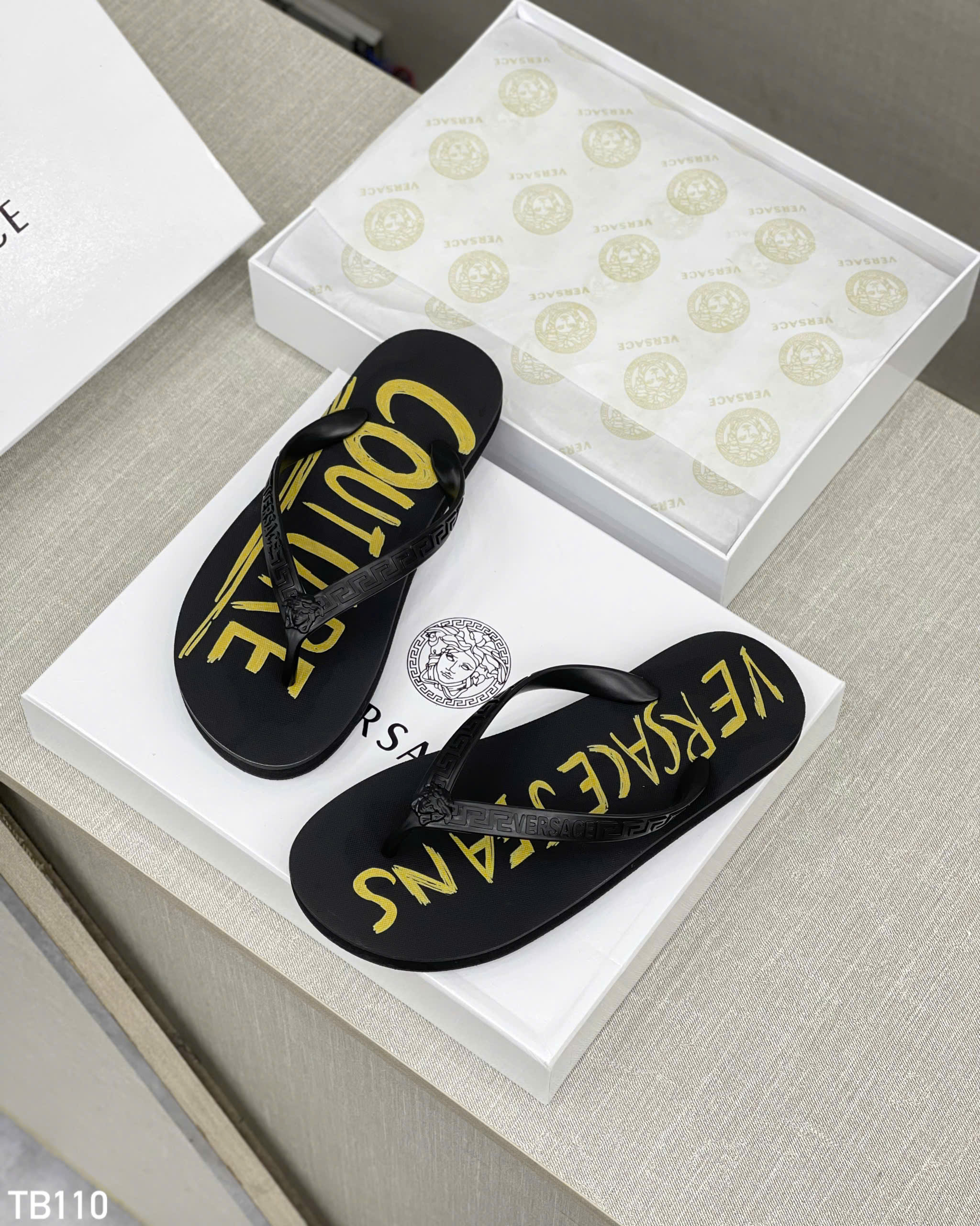 Dép tông, xỏ ngón Versace VS Đen chữ Vàng Like Auth on web fullbox bill thẻ HG