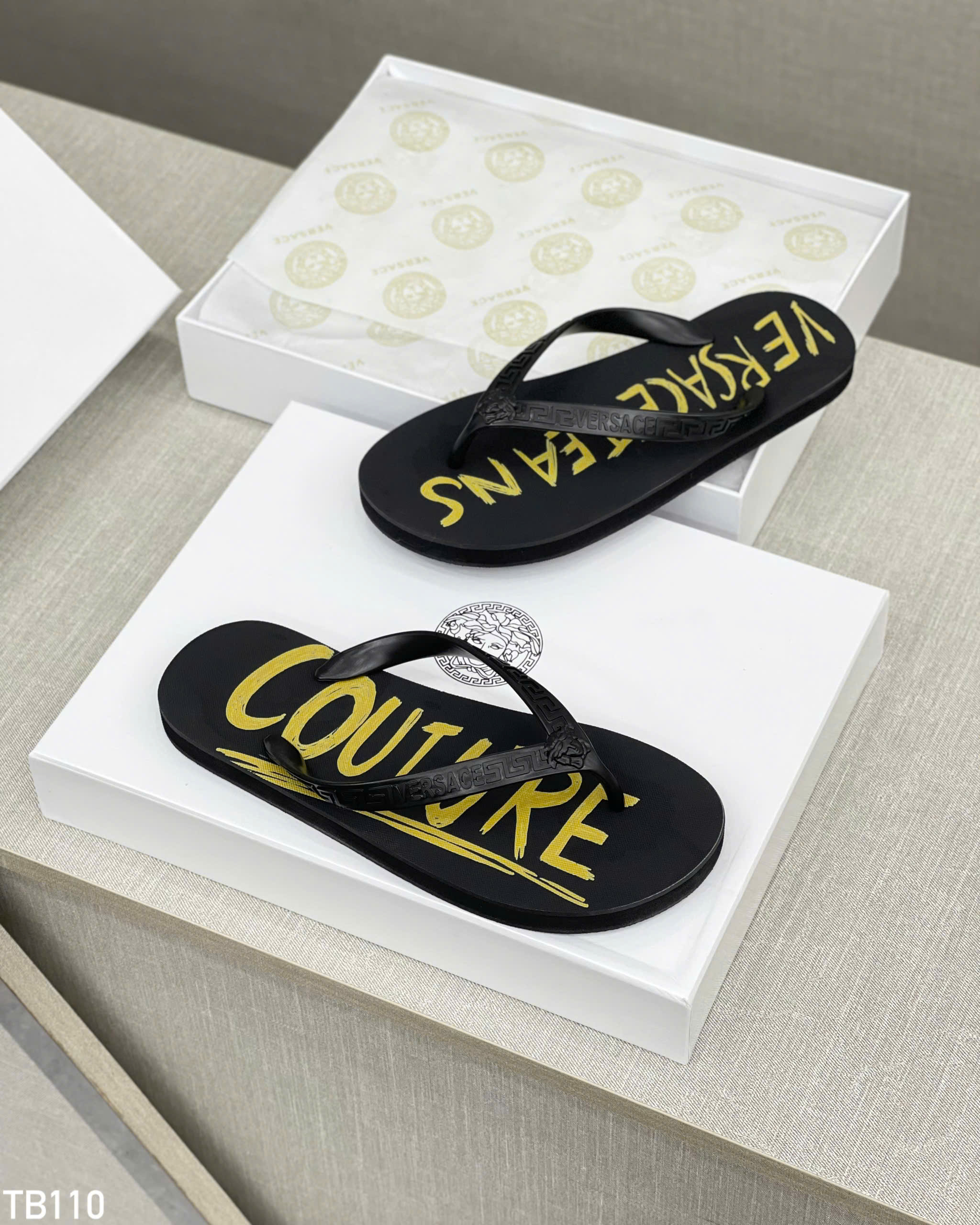 Dép tông, xỏ ngón Versace VS Đen chữ Vàng Like Auth on web fullbox bill thẻ HG