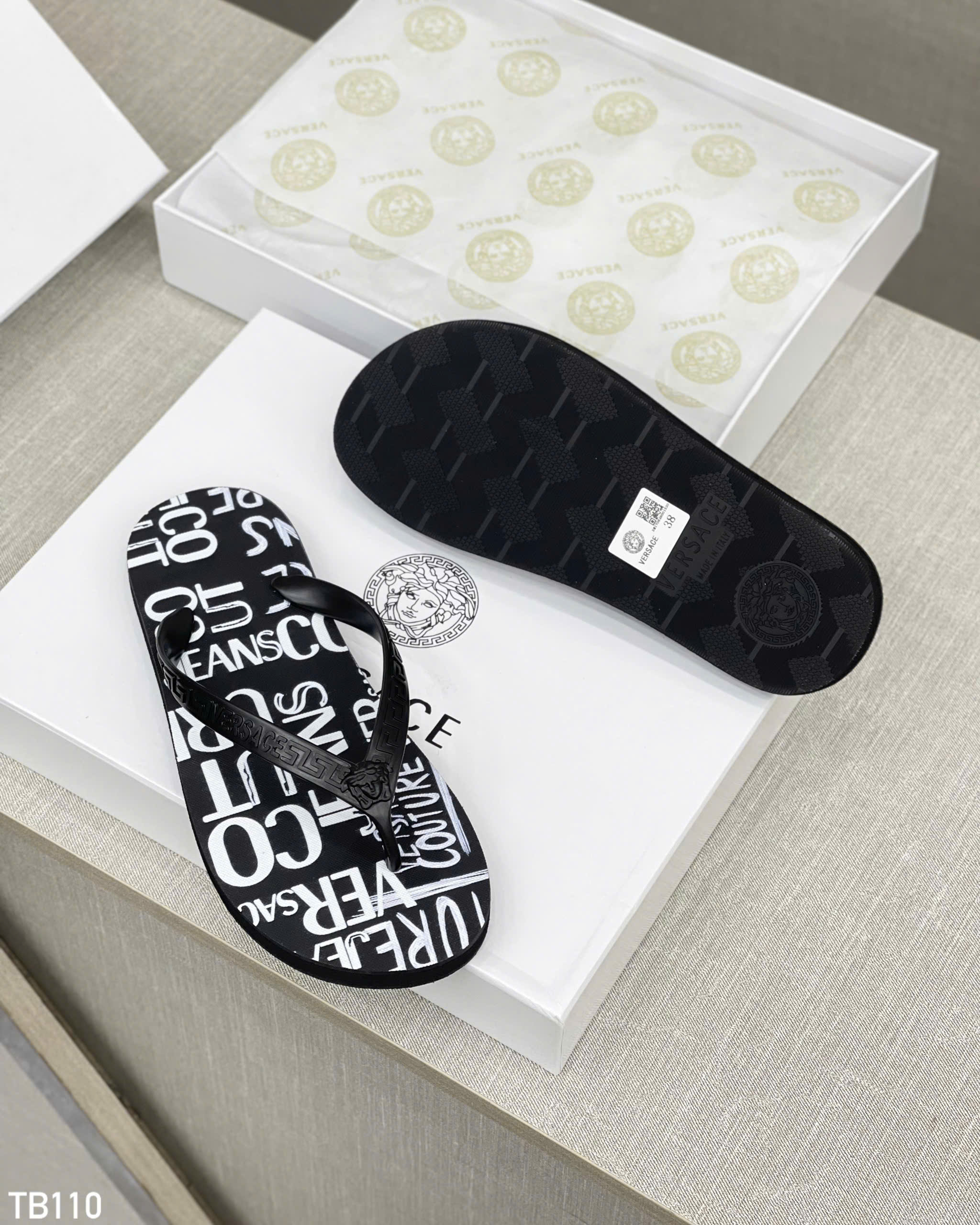 Dép tông, xỏ ngón Versace VS Đen họa tiết Trắng Like Auth on web fullbox bill thẻ HG
