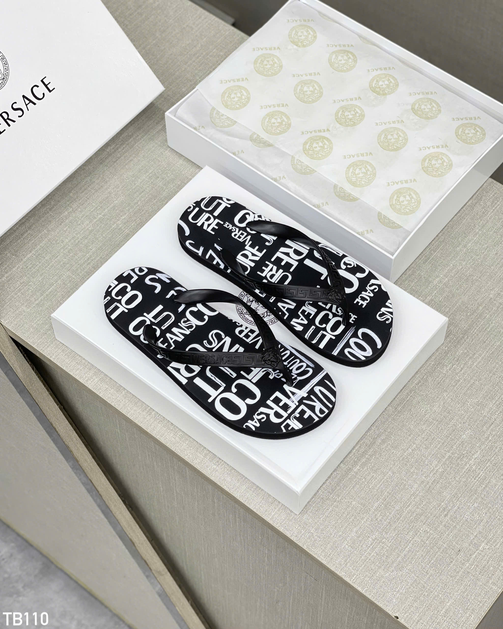 Dép tông, xỏ ngón Versace VS Đen họa tiết Trắng Like Auth on web fullbox bill thẻ HG