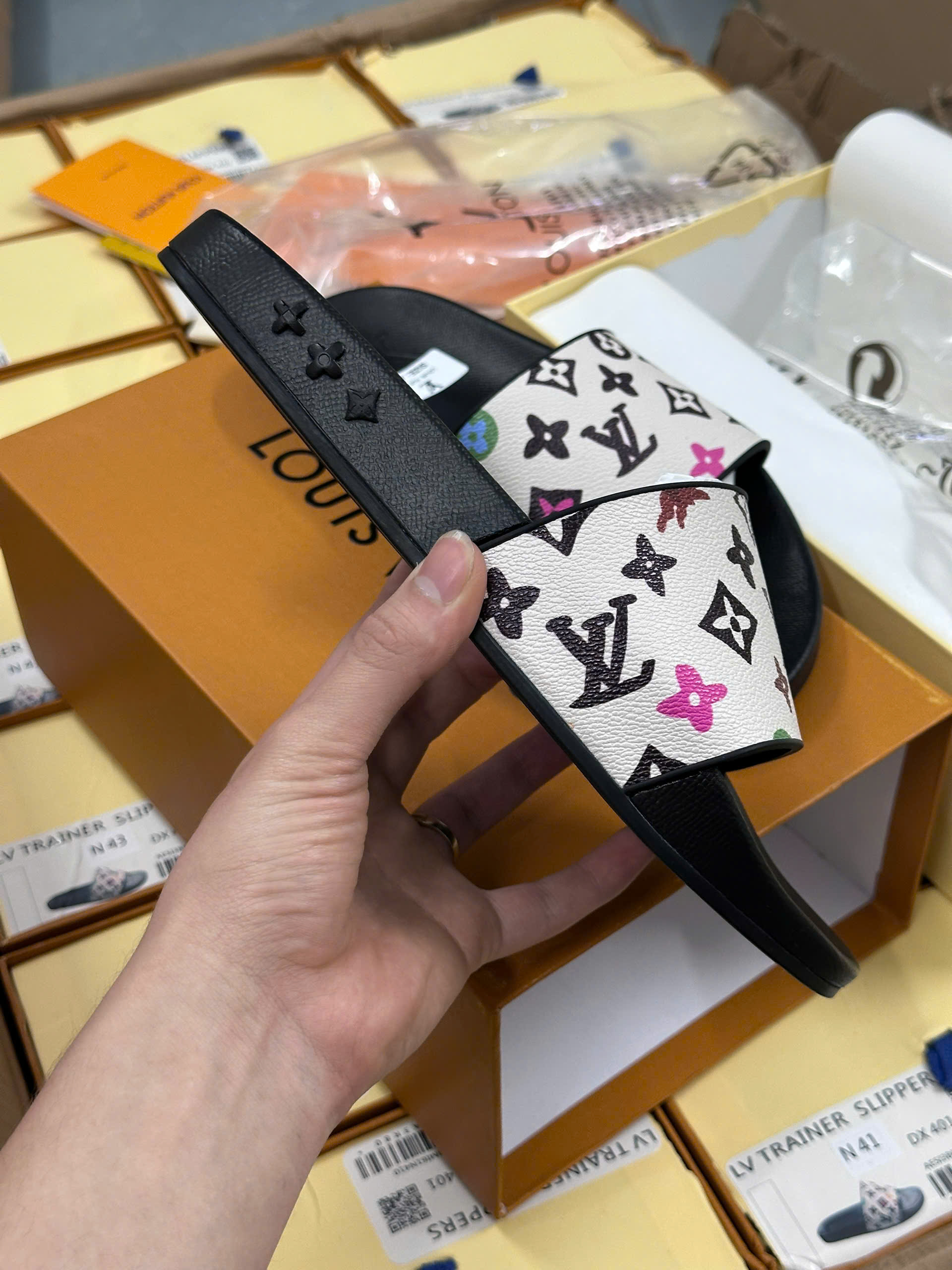Dép lê quai ngang Louis Vuitton LV họa tiết hoa vân logo màu sắc Like Auth on web fullbox bill thẻ HG