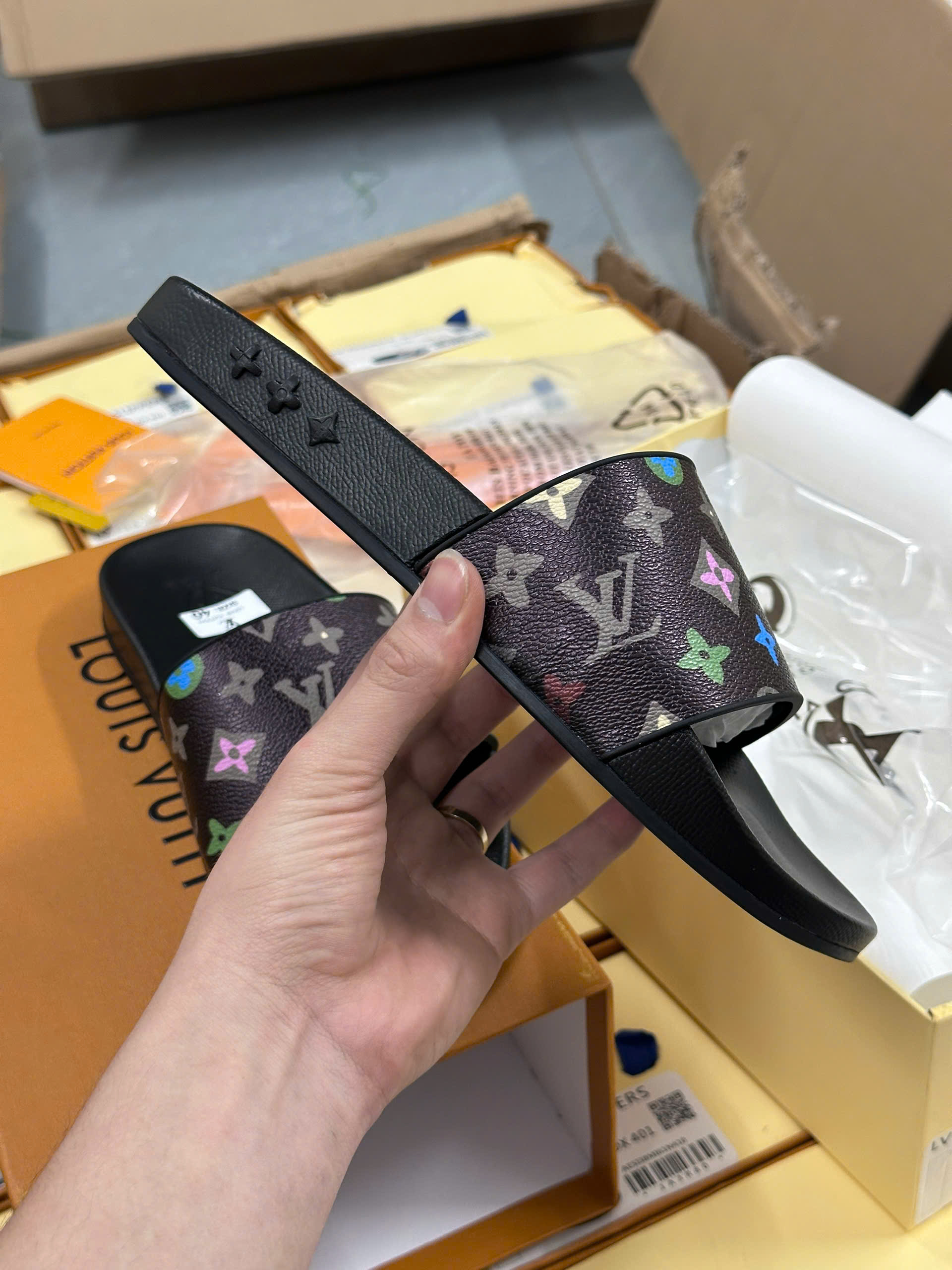 Dép lê quai ngang Louis Vuitton LV họa tiết hoa vân logo màu sắc Like Auth on web fullbox bill thẻ HG