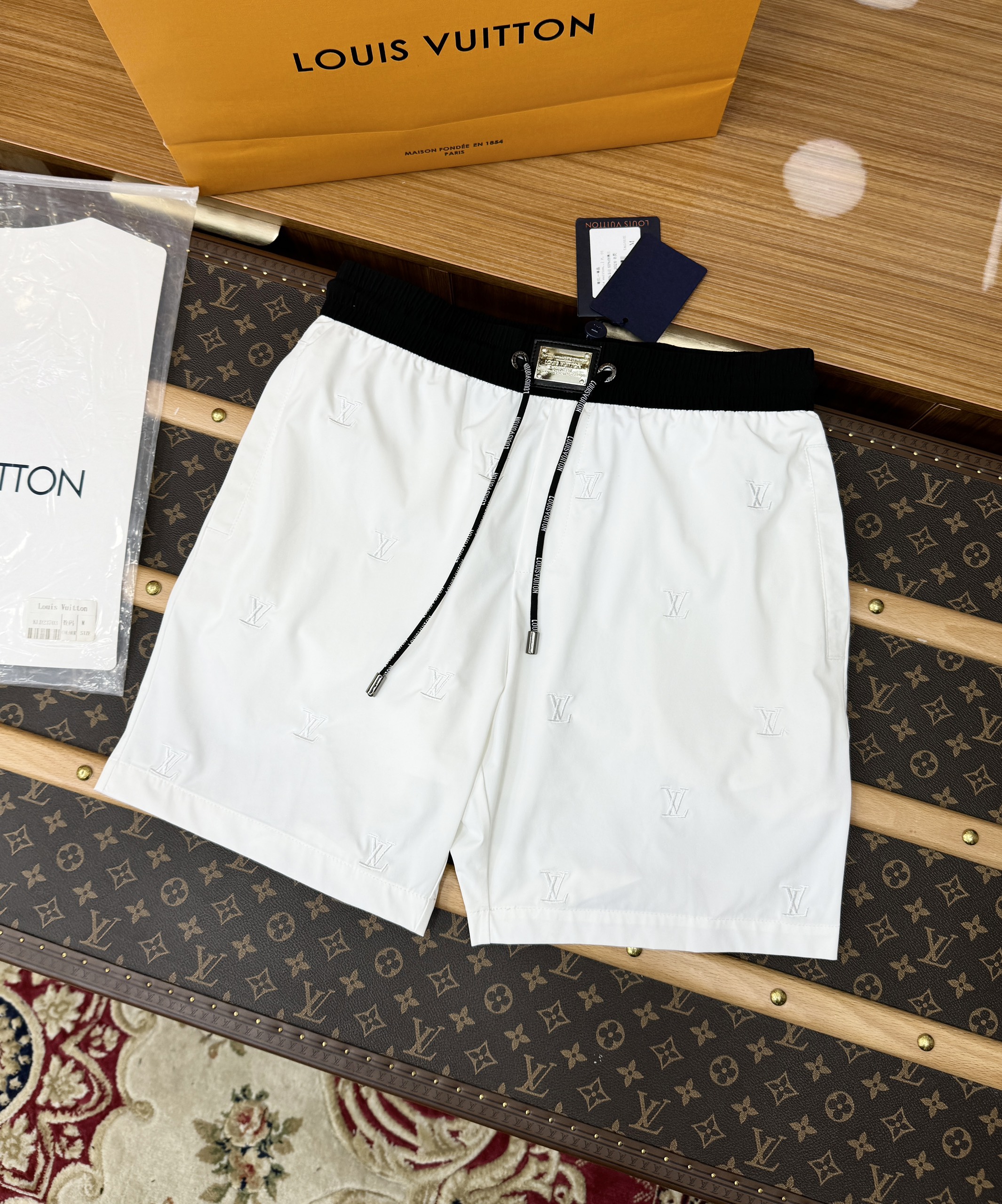 Quần short gió Louis Vuitton LV logo chữ Vàng thêu Like Auth 1-1 on web CD MK