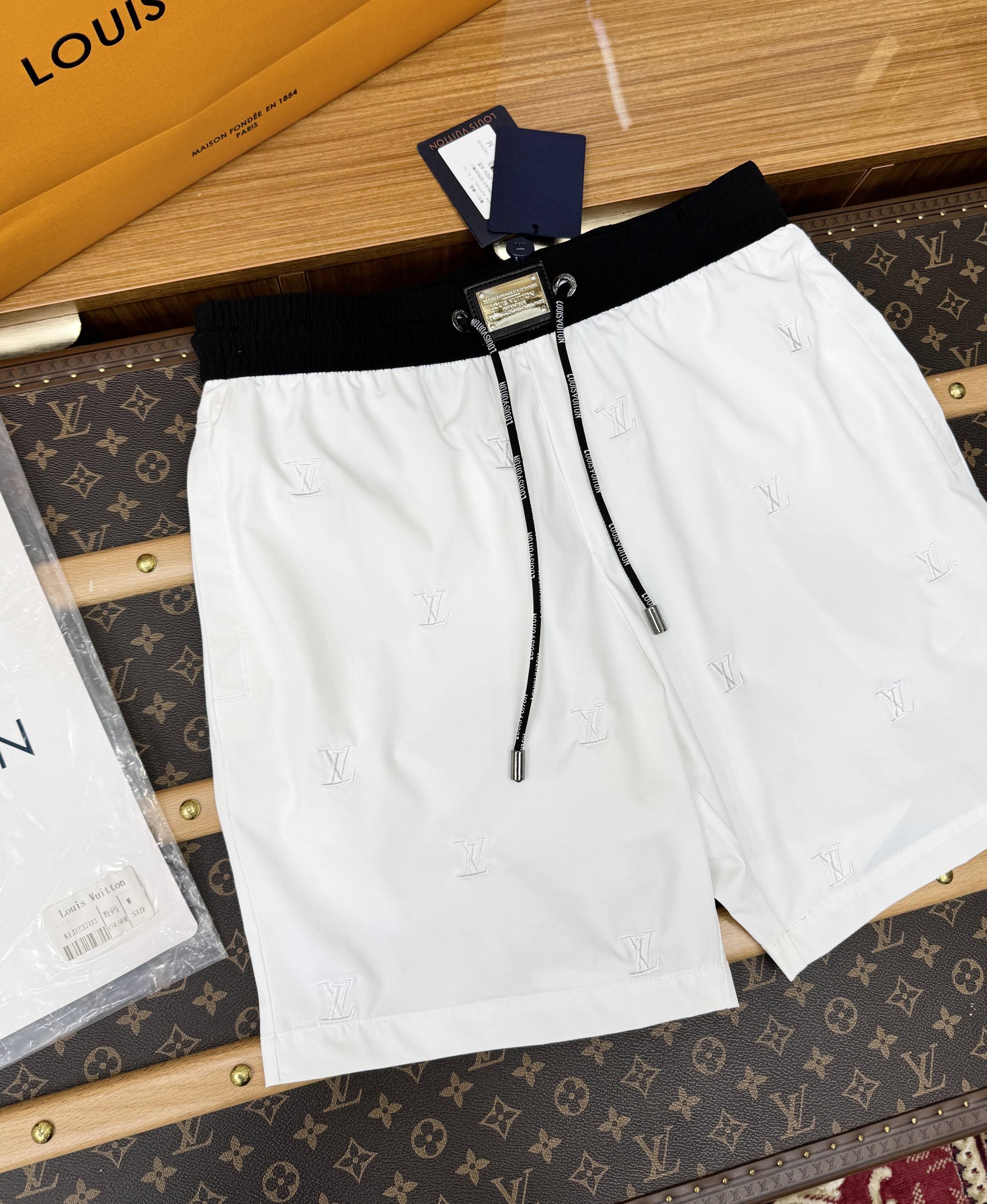 Quần short gió Louis Vuitton LV logo chữ Vàng thêu Like Auth 1-1 on web CD MK