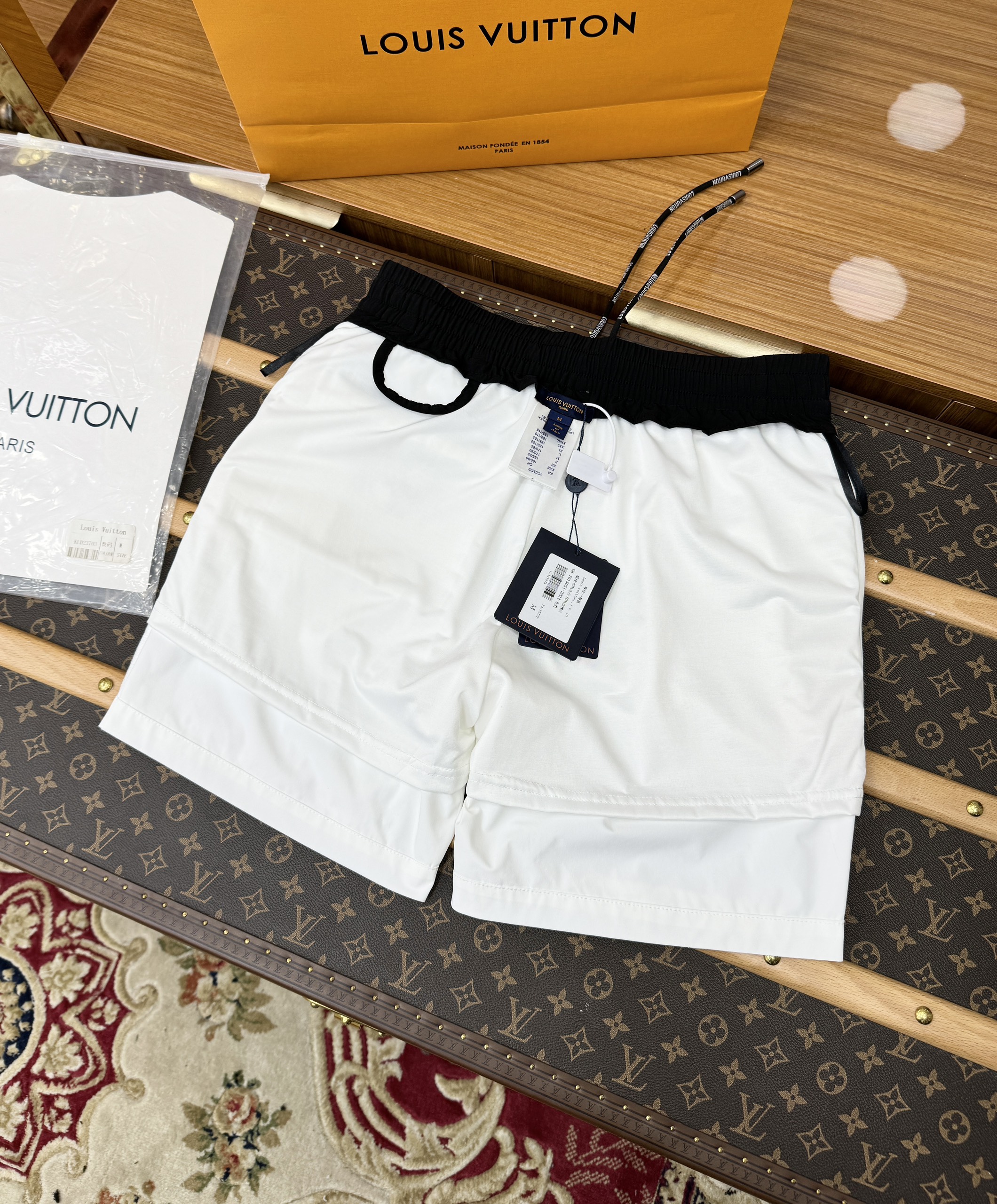 Quần short gió Louis Vuitton LV logo chữ Vàng thêu Like Auth 1-1 on web CD MK
