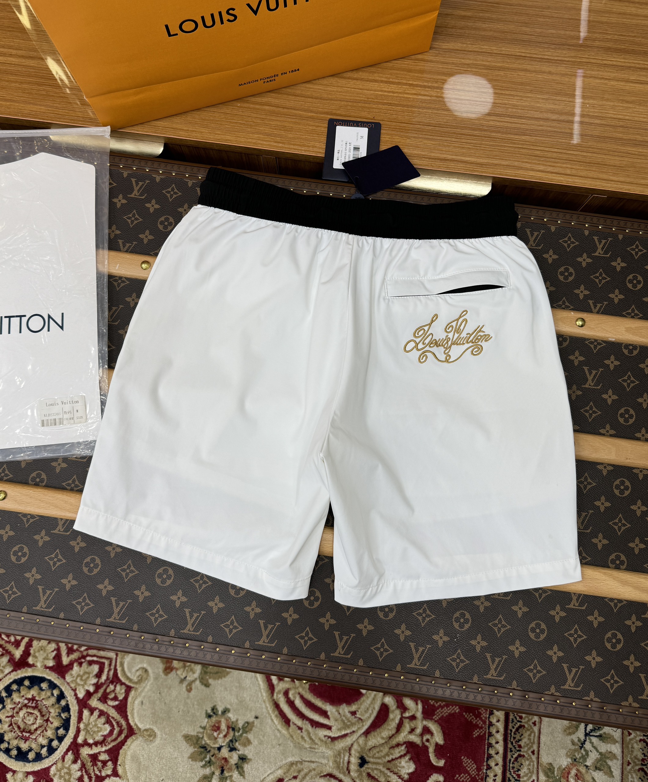 Quần short gió Louis Vuitton LV logo chữ Vàng thêu Like Auth 1-1 on web CD MK