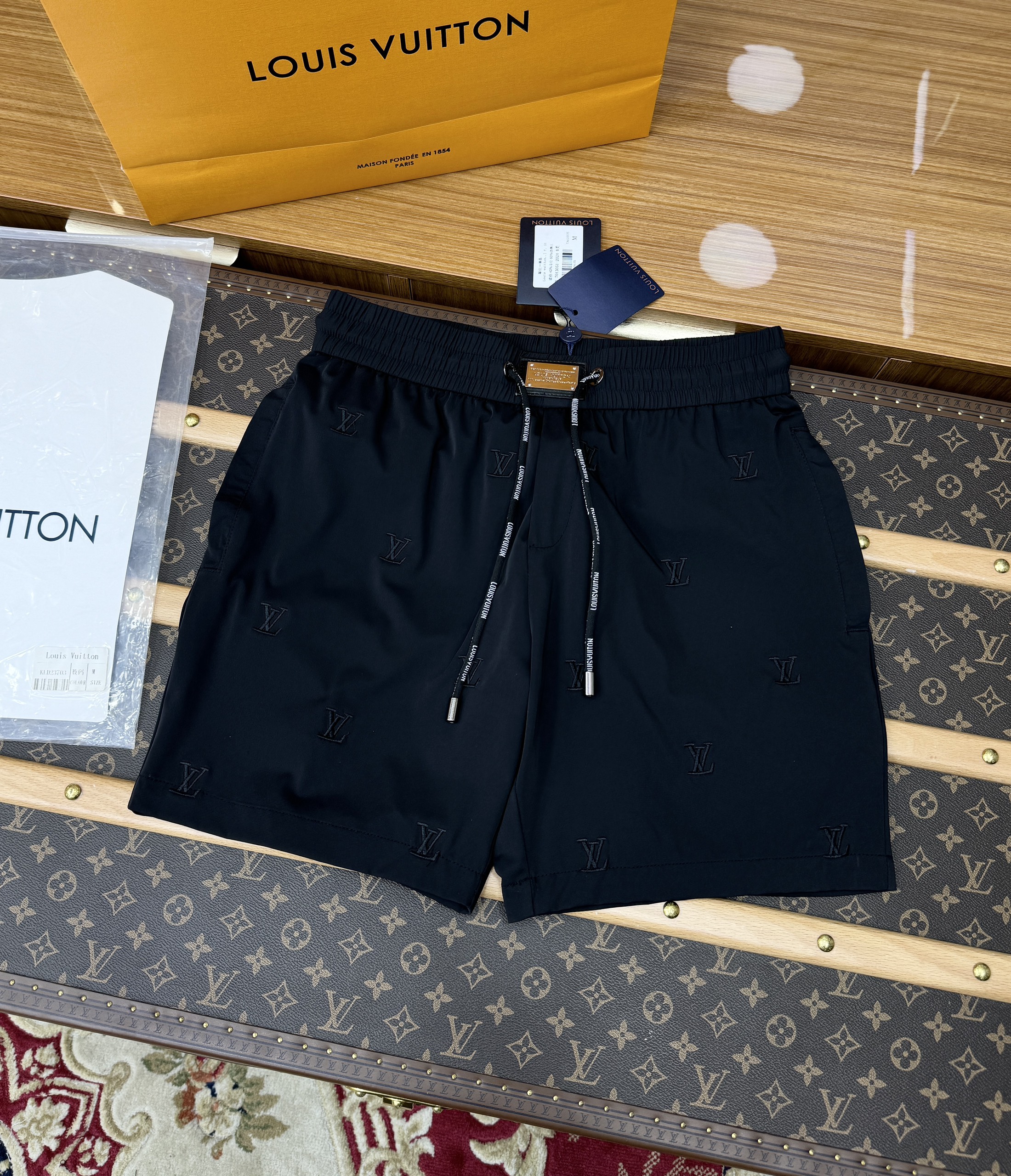 Quần short gió Louis Vuitton LV logo chữ Vàng thêu Like Auth 1-1 on web CD MK