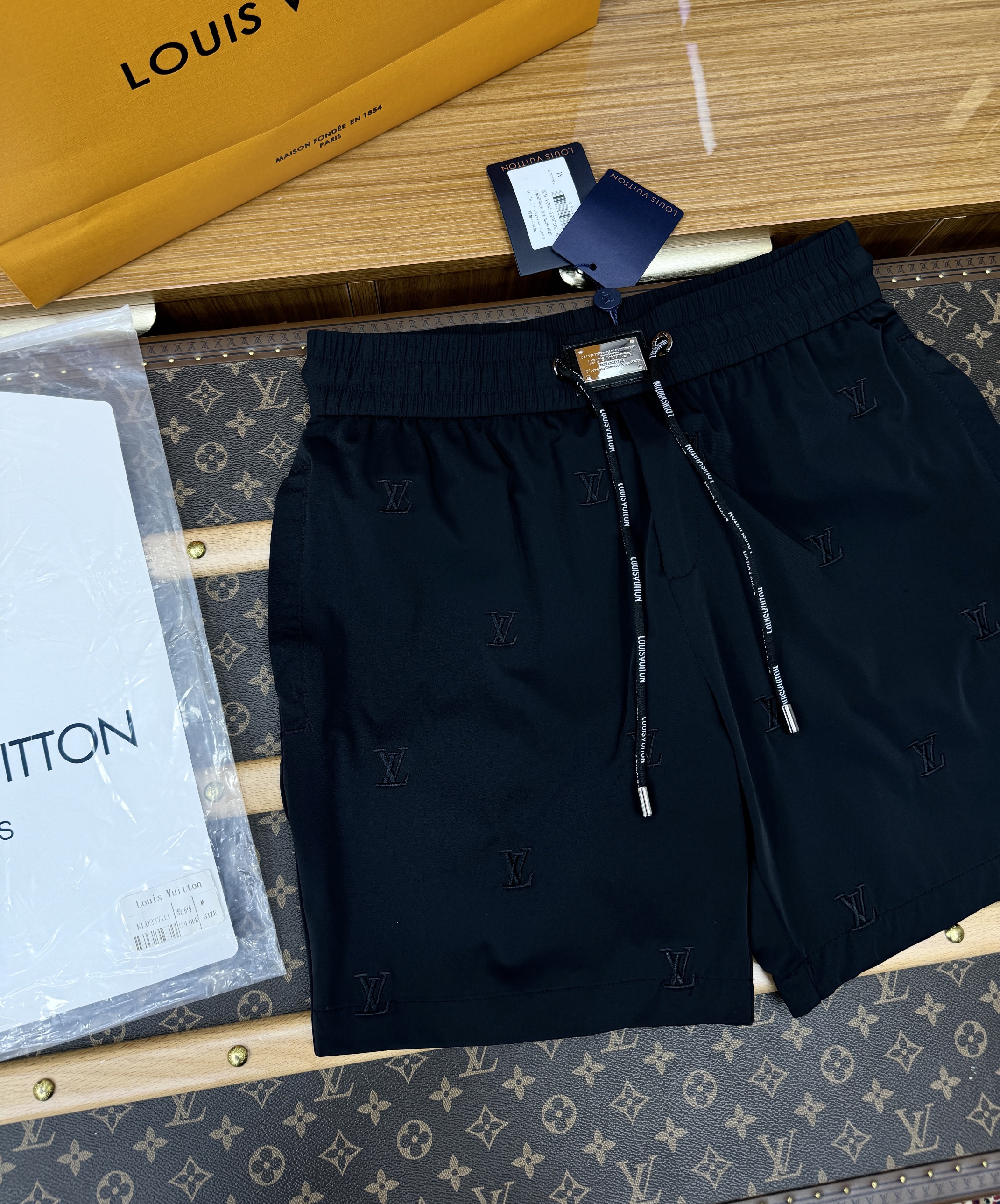 Quần short gió Louis Vuitton LV logo chữ Vàng thêu Like Auth 1-1 on web CD MK