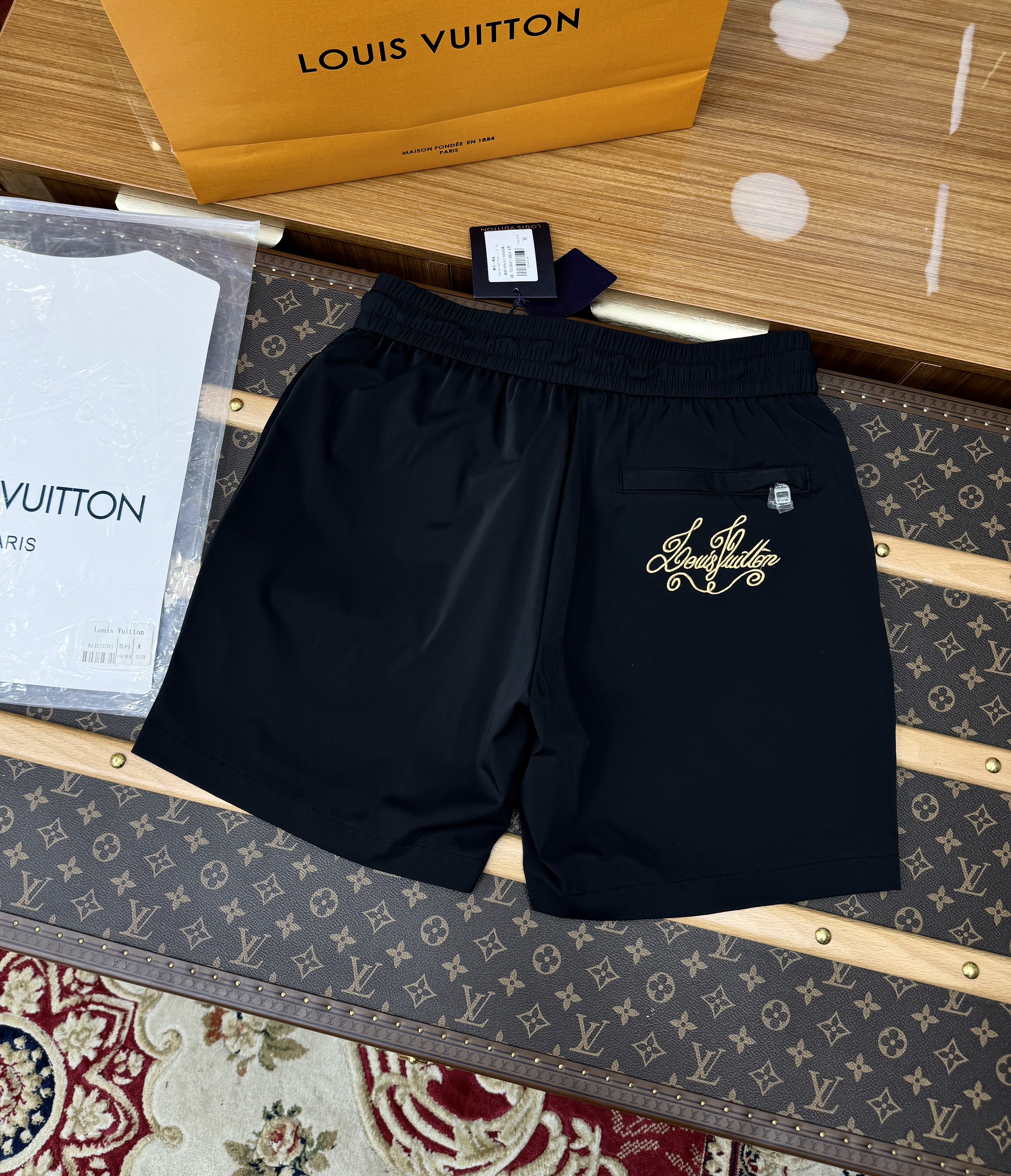 Quần short gió Louis Vuitton LV logo chữ Vàng thêu Like Auth 1-1 on web CD MK