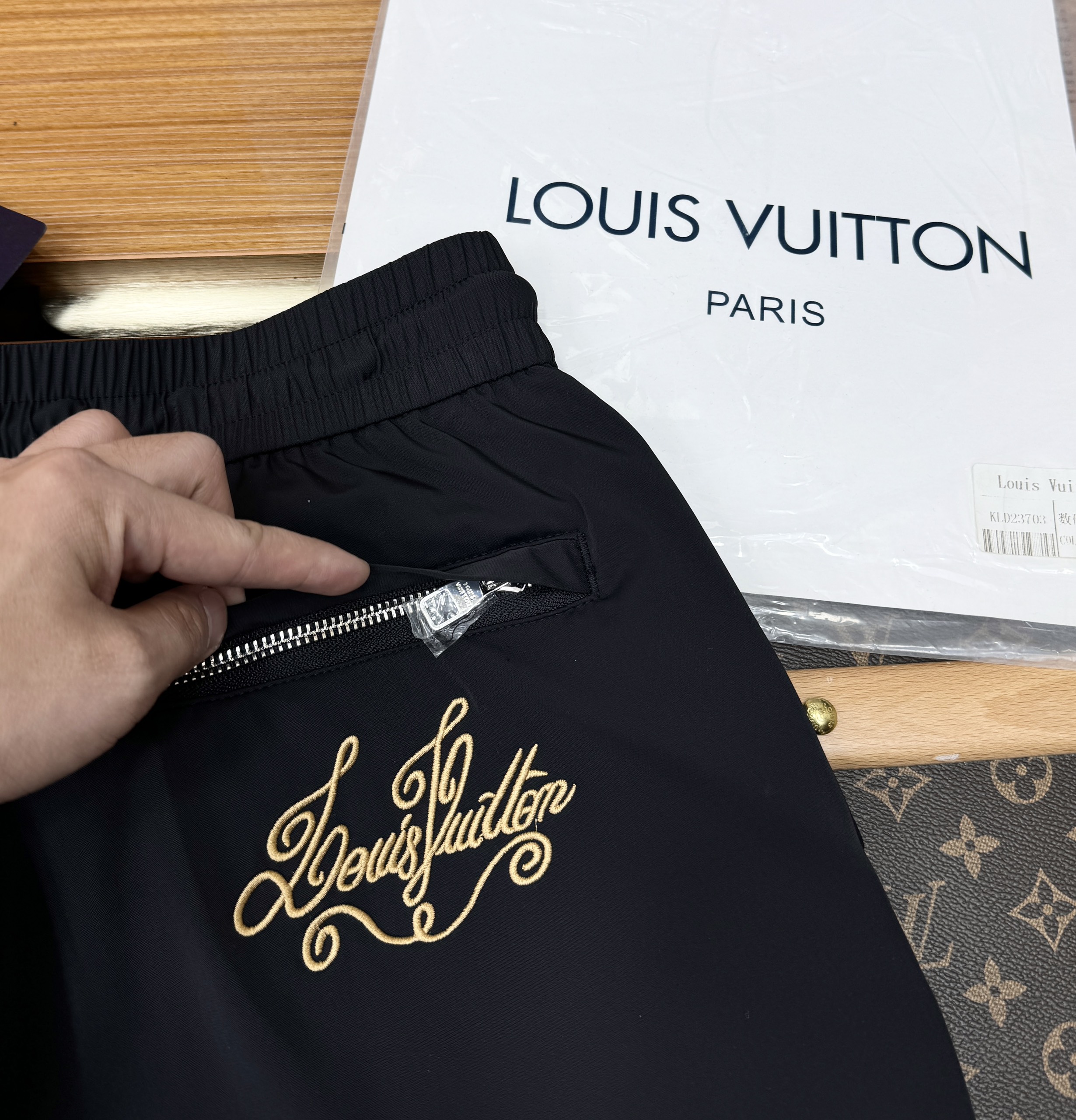 Quần short gió Louis Vuitton LV logo chữ Vàng thêu Like Auth 1-1 on web CD MK