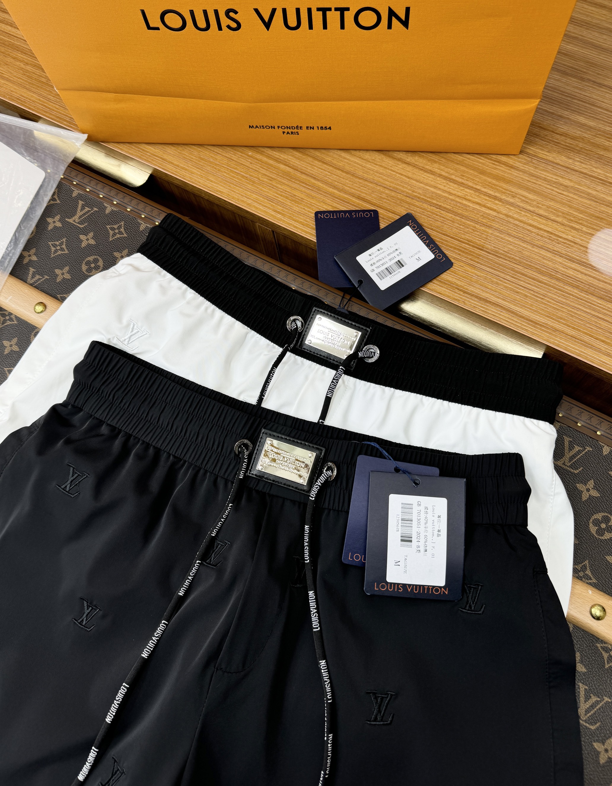 Quần short gió Louis Vuitton LV logo chữ Vàng thêu Like Auth 1-1 on web CD MK