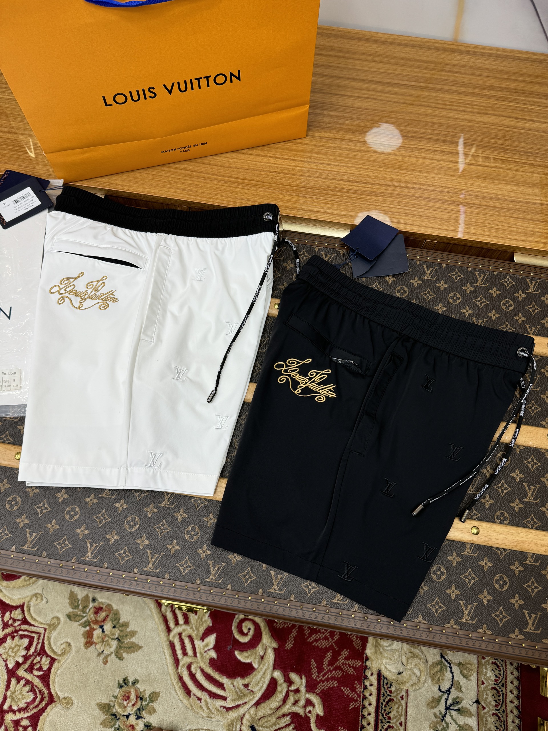 Quần short gió Louis Vuitton LV logo chữ Vàng thêu Like Auth 1-1 on web CD MK