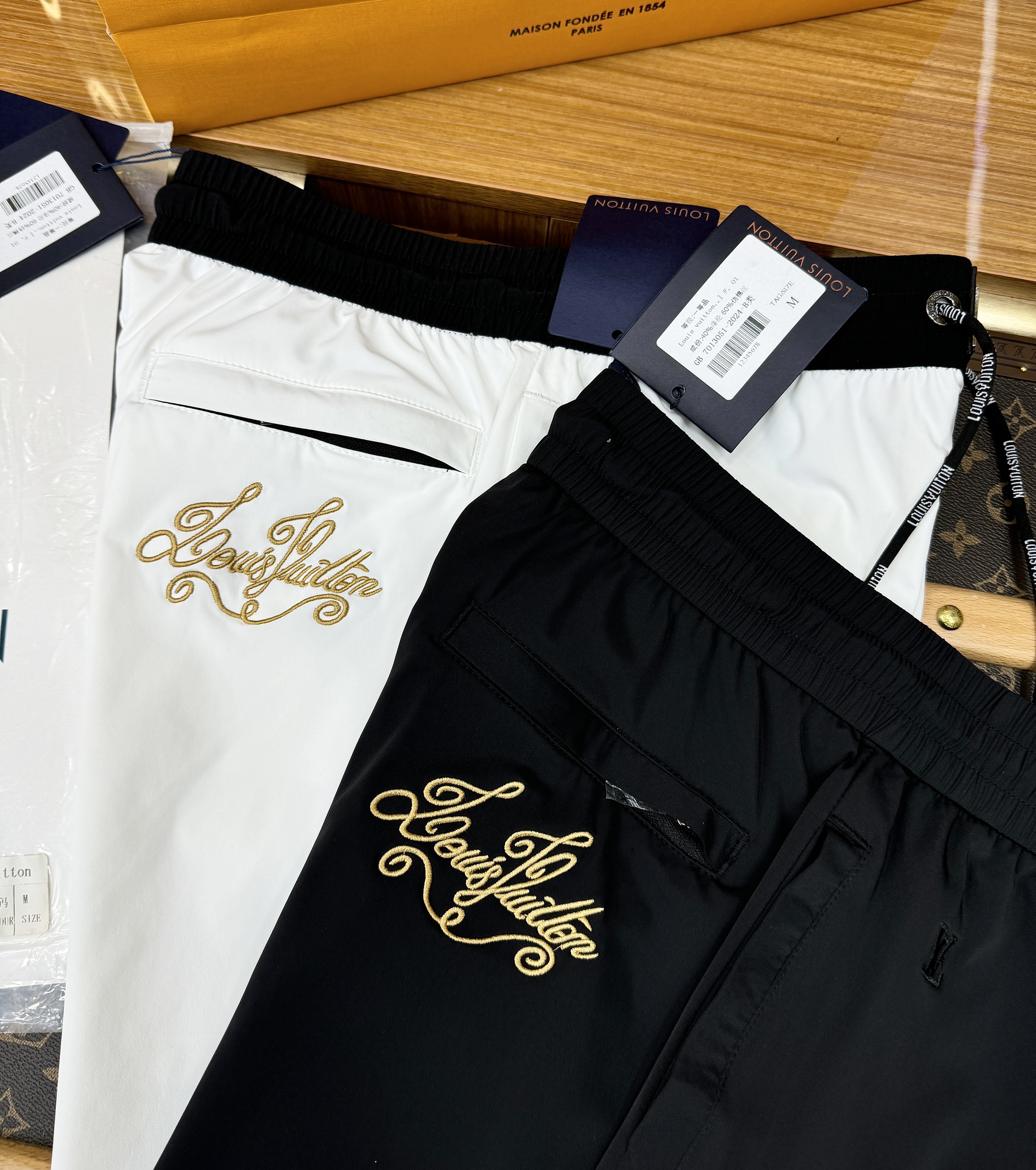 Quần short gió Louis Vuitton LV logo chữ Vàng thêu Like Auth 1-1 on web CD MK