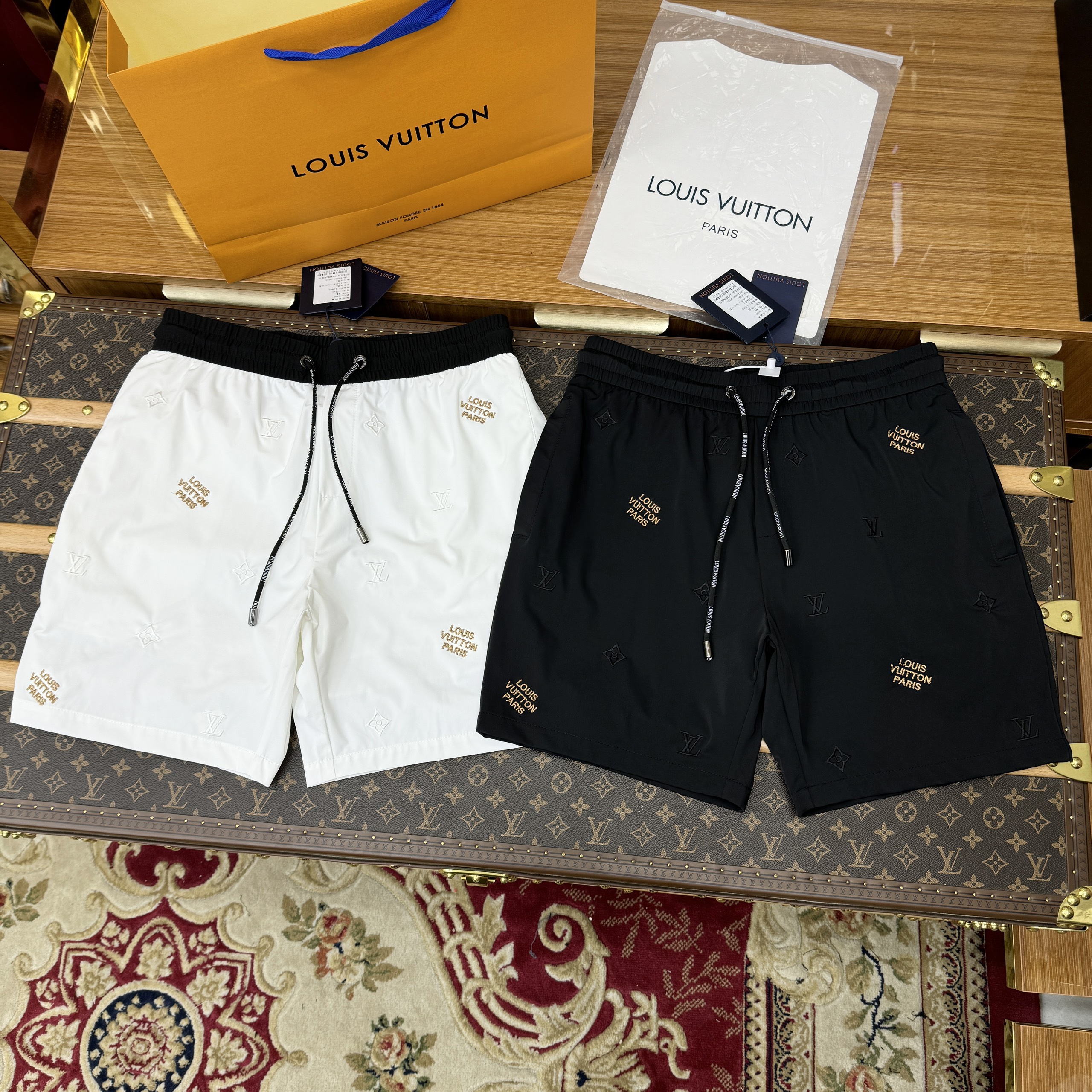 Quần short gió Louis Vuitton LV họa tiết hoa vân logo chữ Vàng thêu Like Auth 1-1 on web CD MK