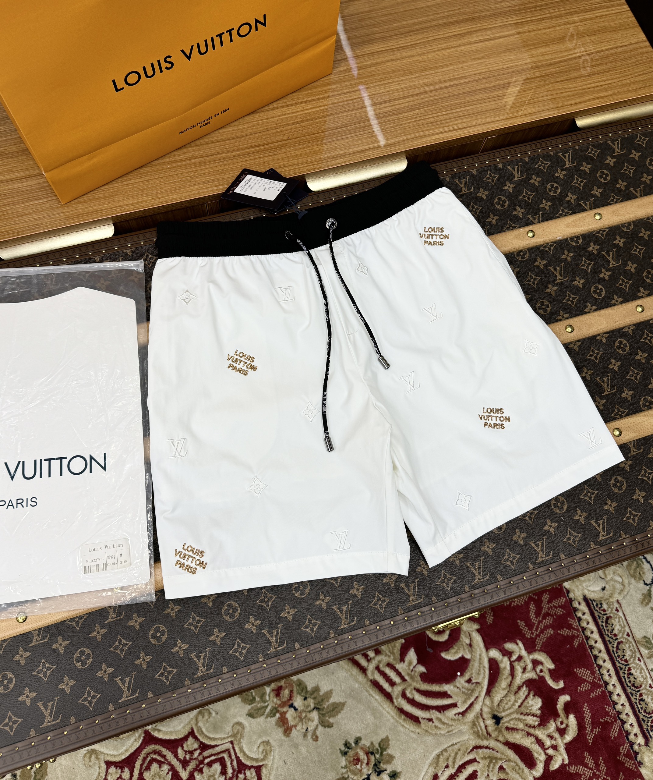 Quần short gió Louis Vuitton LV họa tiết hoa vân logo chữ Vàng thêu Like Auth 1-1 on web CD MK