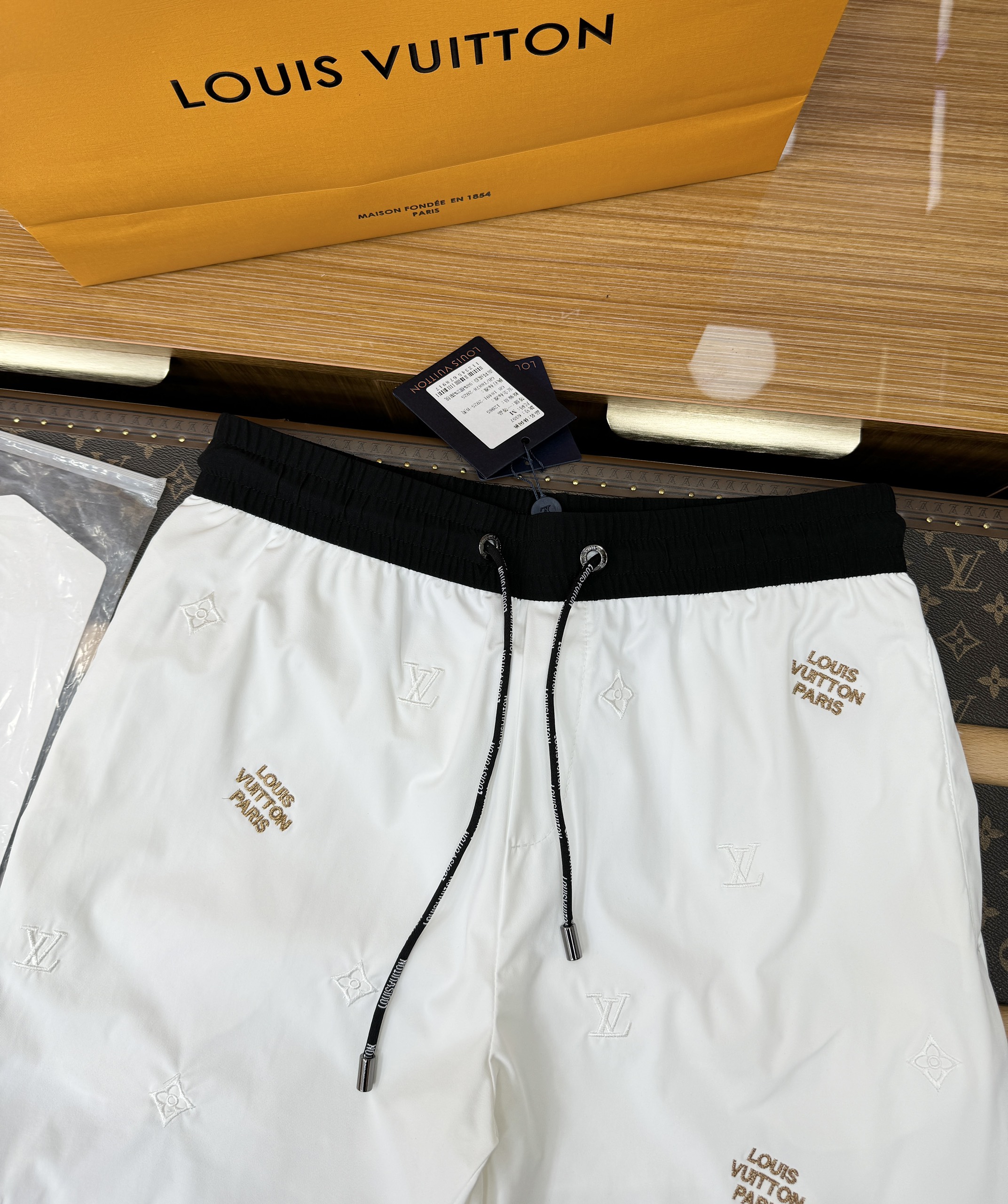 Quần short gió Louis Vuitton LV họa tiết hoa vân logo chữ Vàng thêu Like Auth 1-1 on web CD MK