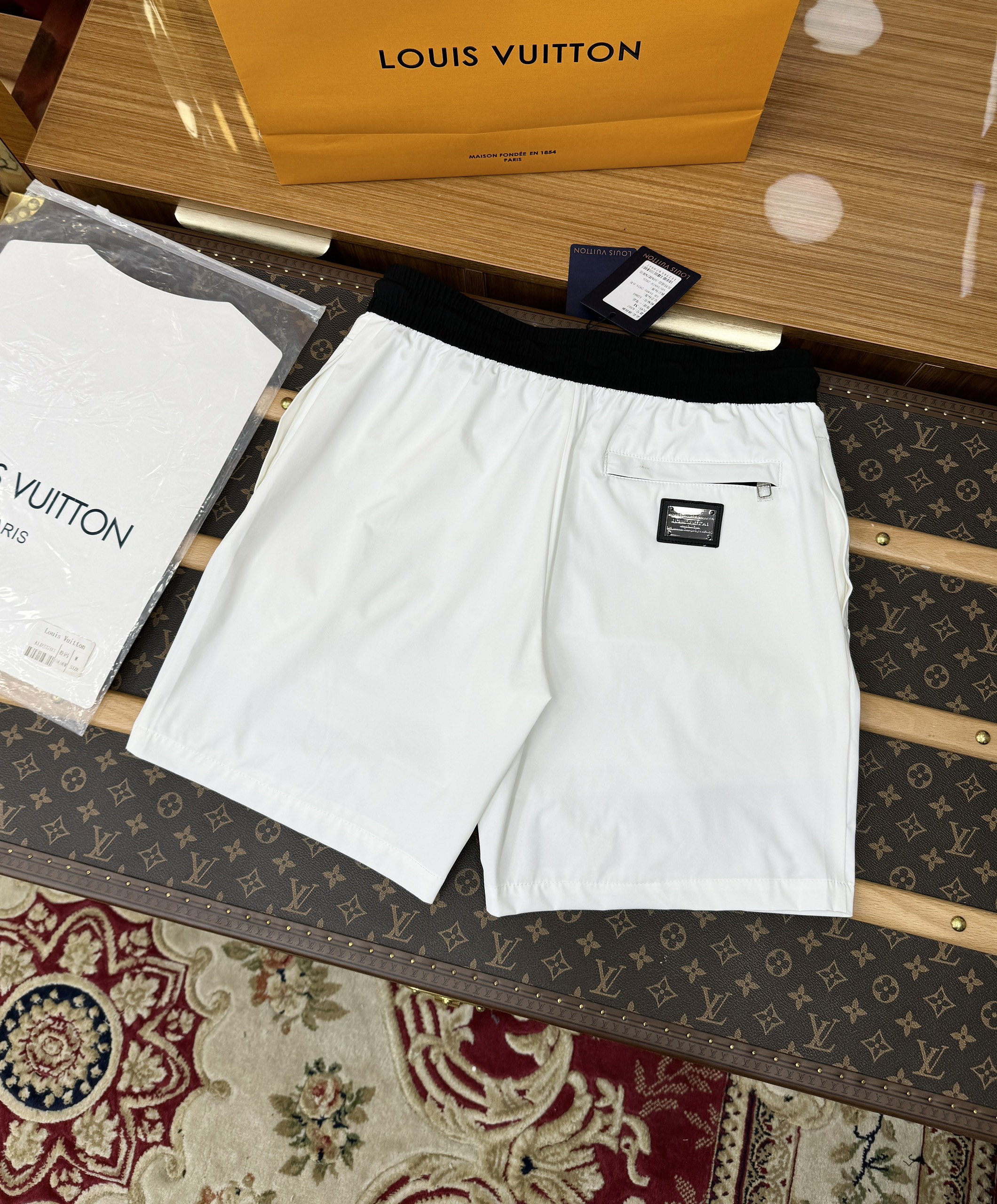 Quần short gió Louis Vuitton LV họa tiết hoa vân logo chữ Vàng thêu Like Auth 1-1 on web CD MK