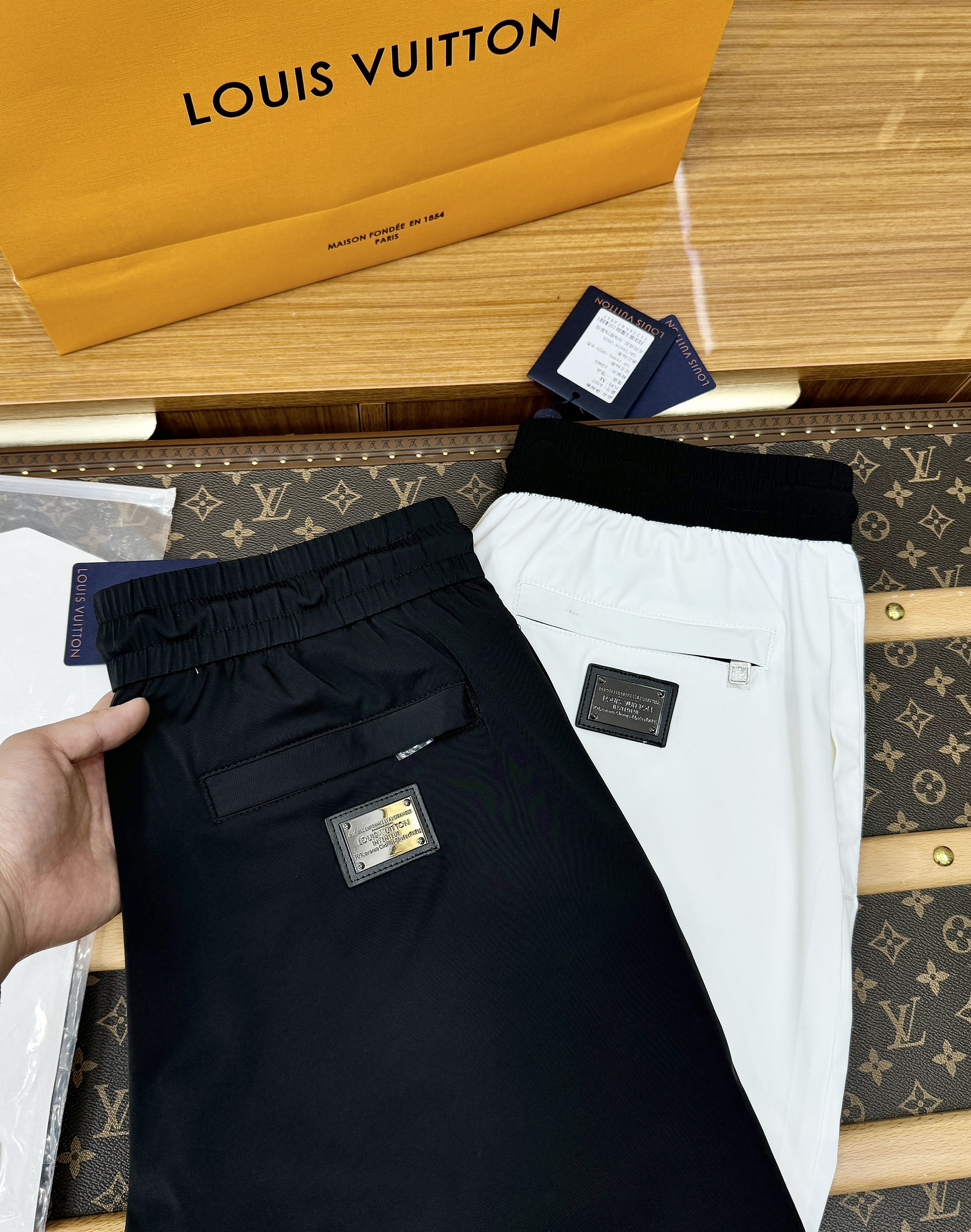 Quần short gió Louis Vuitton LV họa tiết hoa vân logo chữ Vàng thêu Like Auth 1-1 on web CD MK