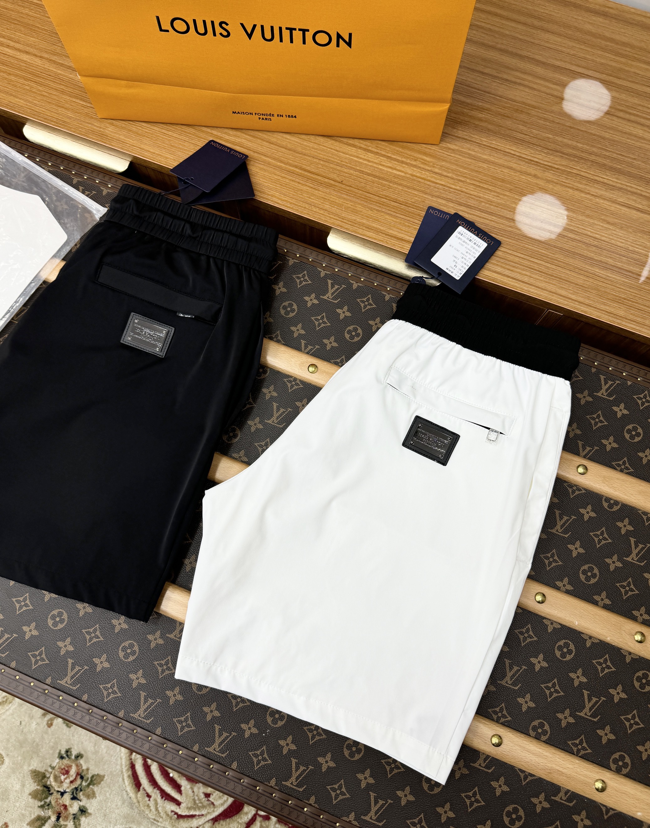 Quần short gió Louis Vuitton LV họa tiết hoa vân logo chữ Vàng thêu Like Auth 1-1 on web CD MK