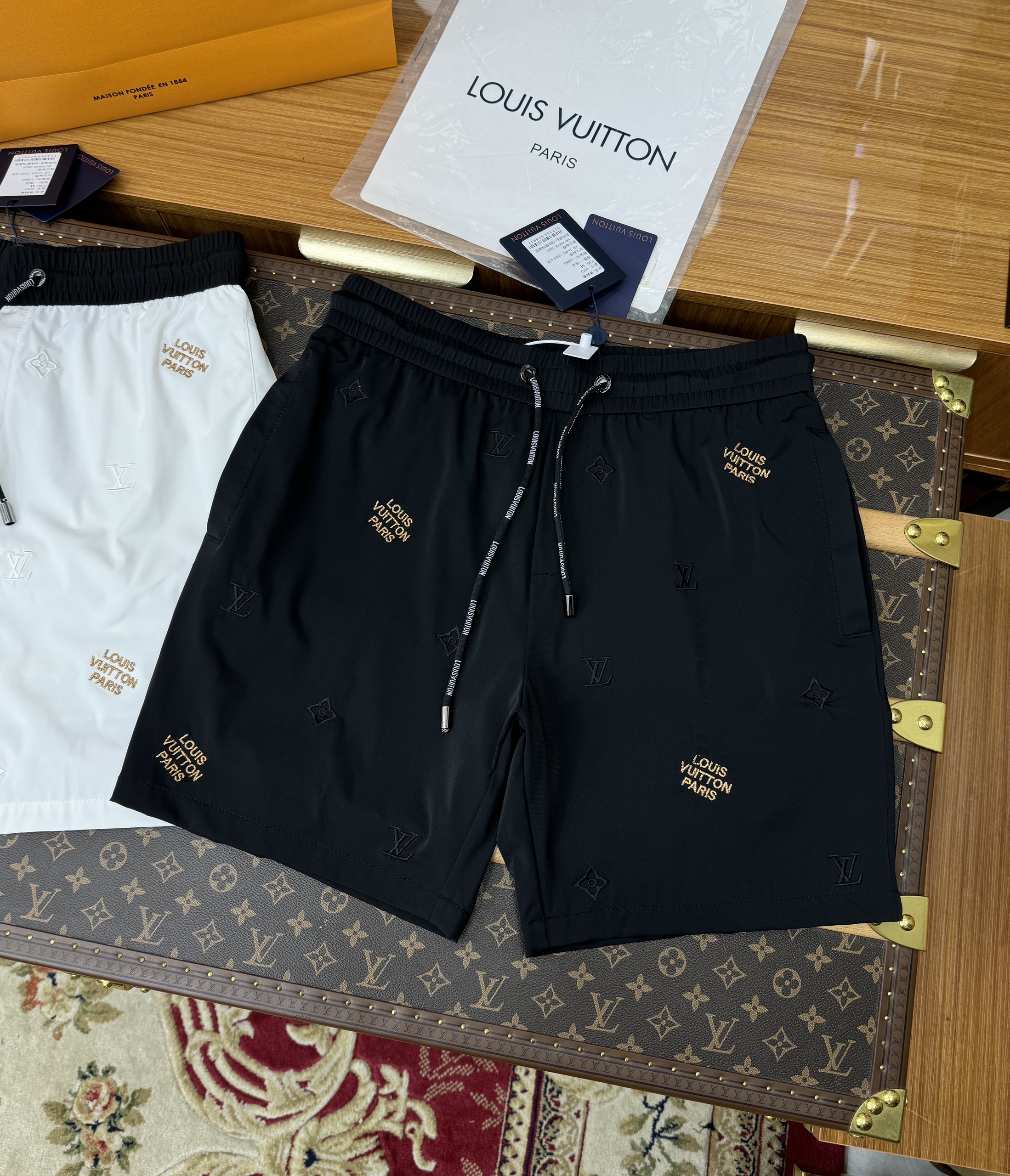 Quần short gió Louis Vuitton LV họa tiết hoa vân logo chữ Vàng thêu Like Auth 1-1 on web CD MK