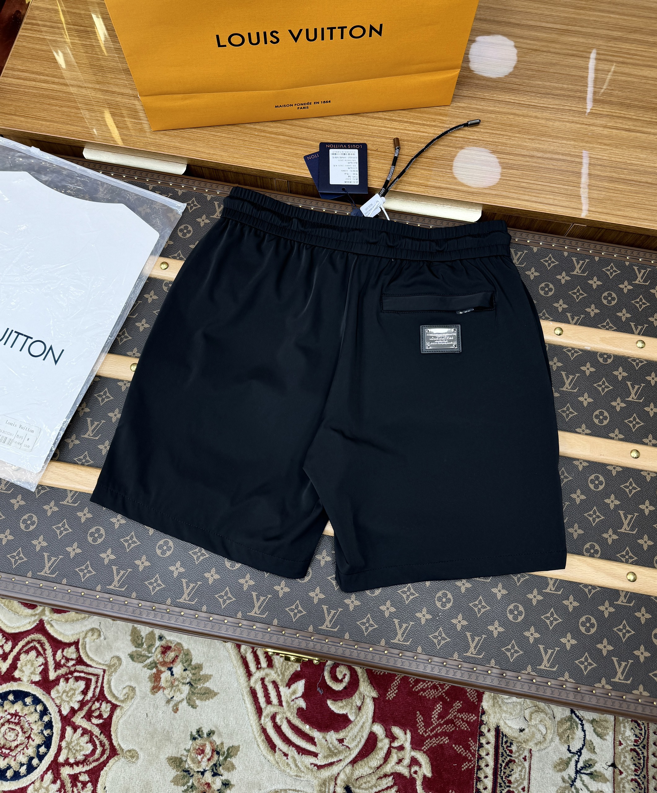 Quần short gió Louis Vuitton LV họa tiết hoa vân logo chữ Vàng thêu Like Auth 1-1 on web CD MK