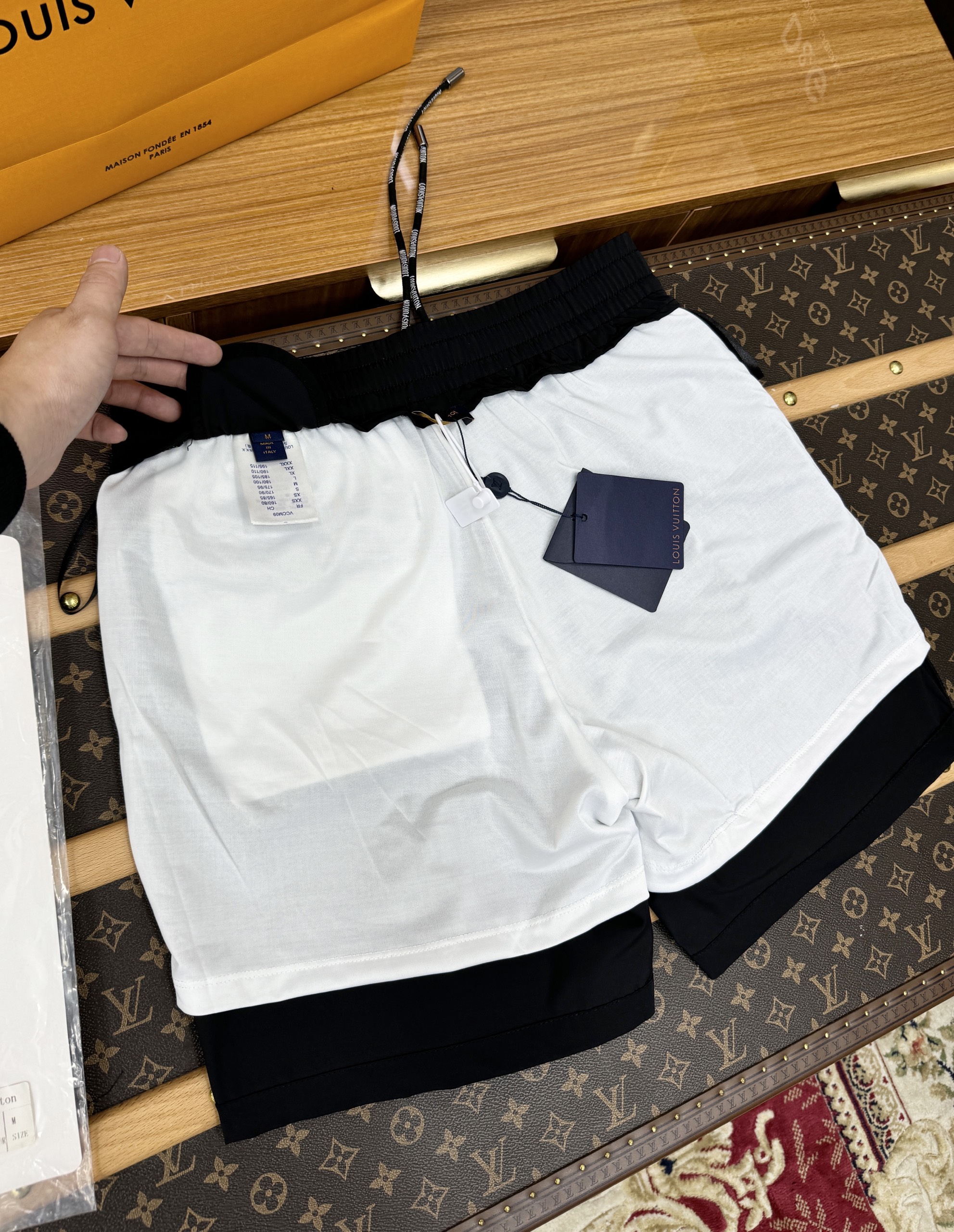 Quần short gió Louis Vuitton LV họa tiết hoa vân logo chữ Vàng thêu Like Auth 1-1 on web CD MK