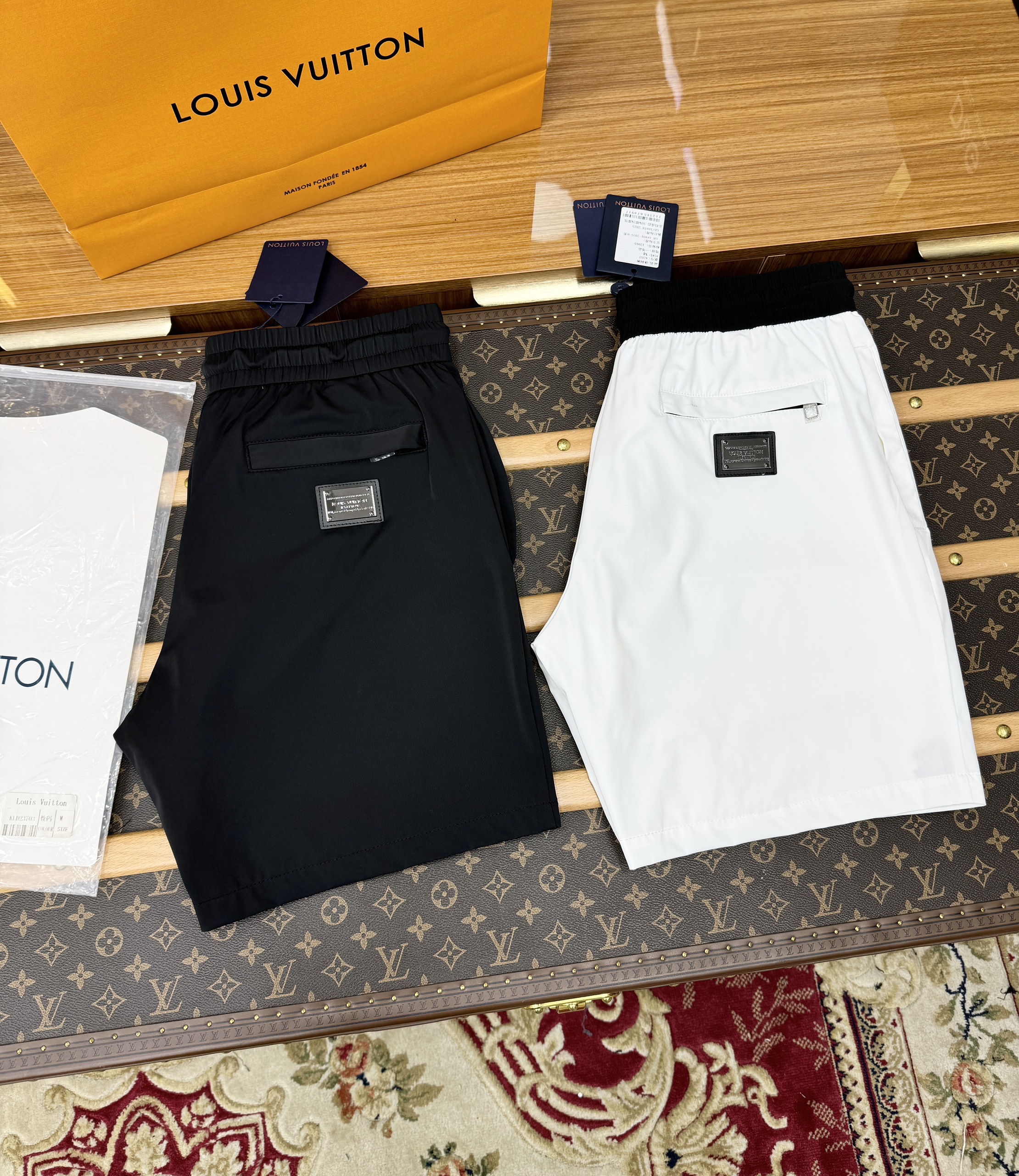 Quần short gió Louis Vuitton LV họa tiết hoa vân logo chữ Vàng thêu Like Auth 1-1 on web CD MK