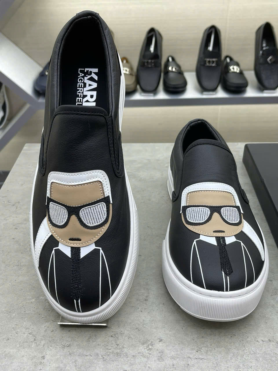 Giày Slipon Karl Đen logo người thêu Like Auth Fullbox phụ kiện HG