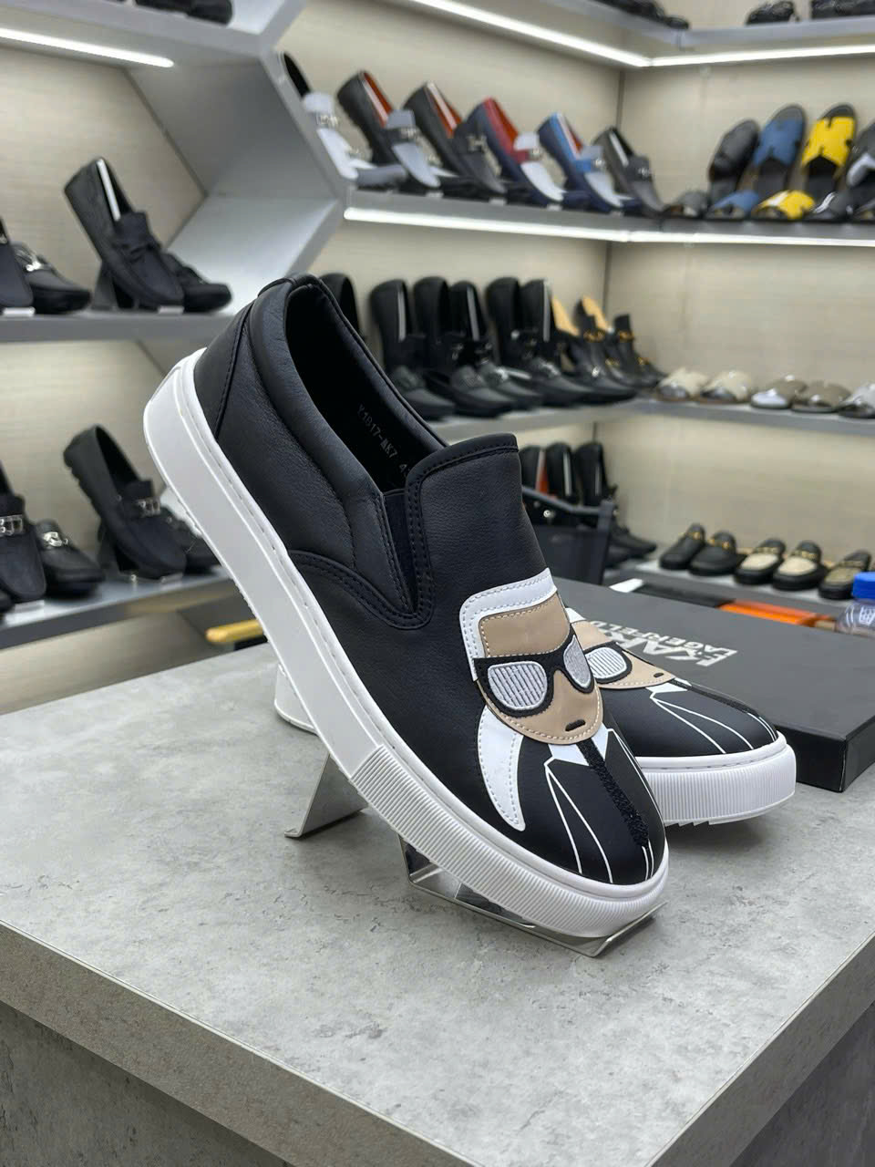 Giày Slipon Karl Đen logo người thêu Like Auth Fullbox phụ kiện HG