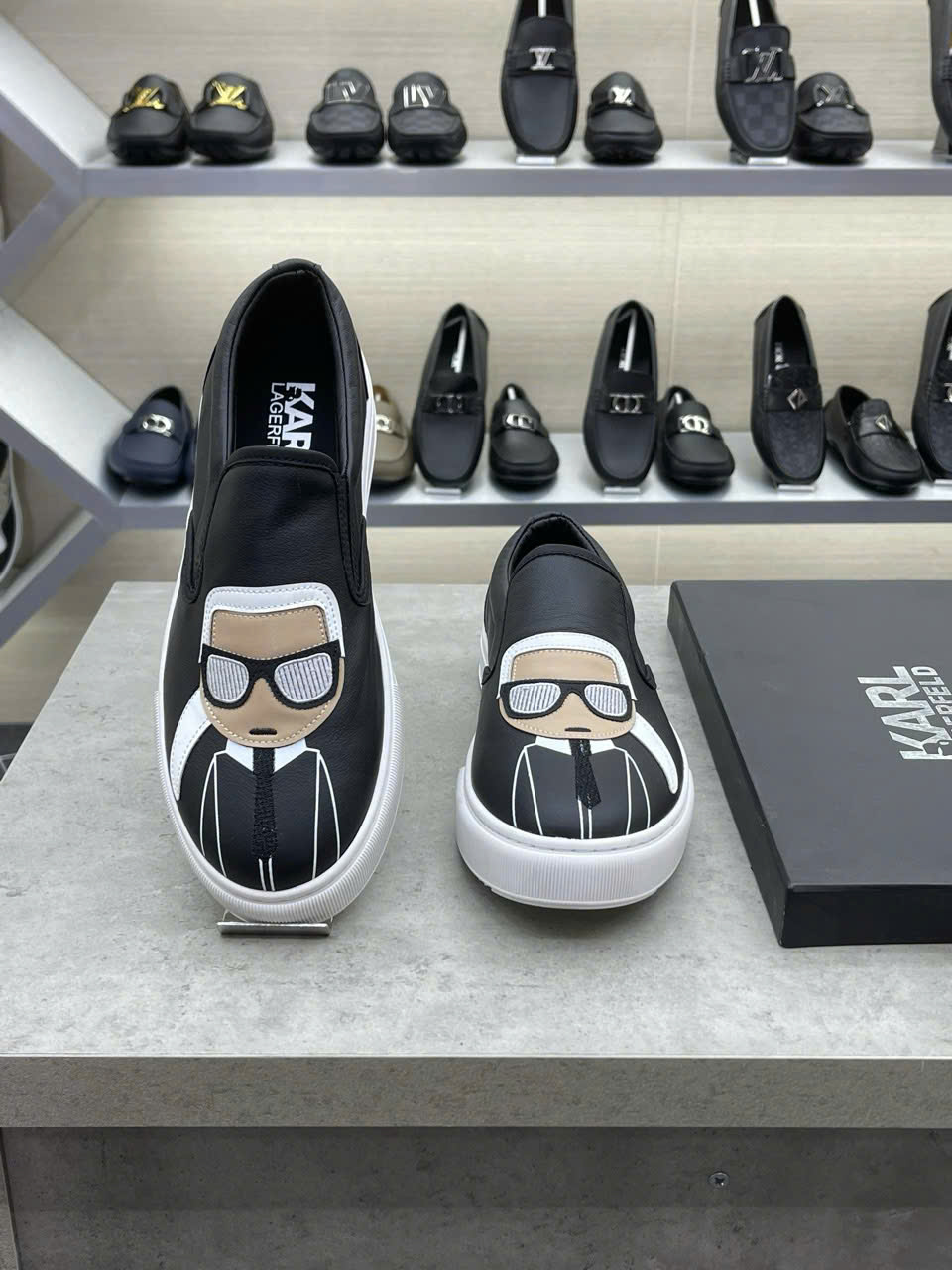 Giày Slipon Karl Đen logo người thêu Like Auth Fullbox phụ kiện HG