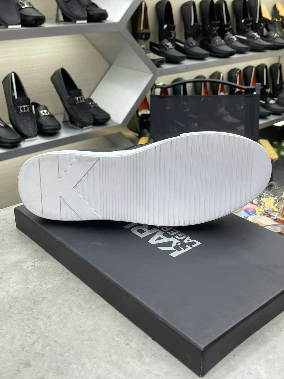 Giày Slipon Karl Đen logo người thêu Like Auth Fullbox phụ kiện HG