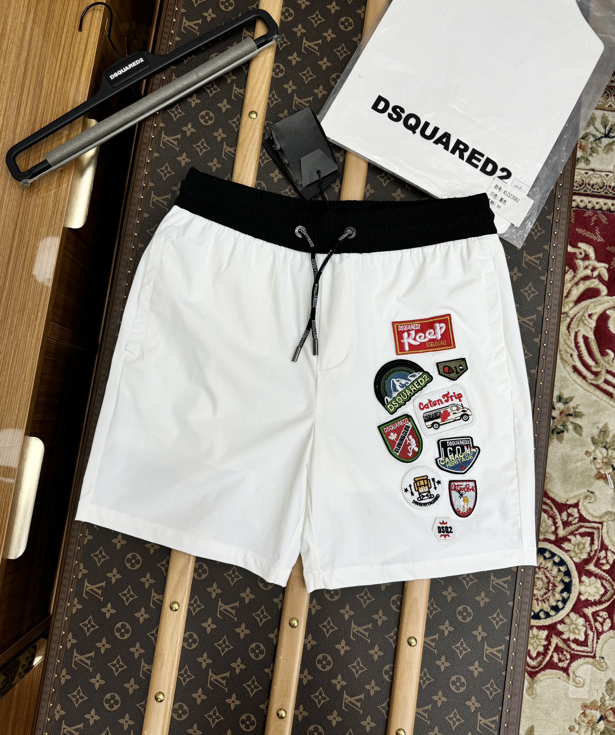 Quần short gió Dsquared2 DSQ2 họa tiết tag huy hiệu thêu Like Auth 1-1 on web CD