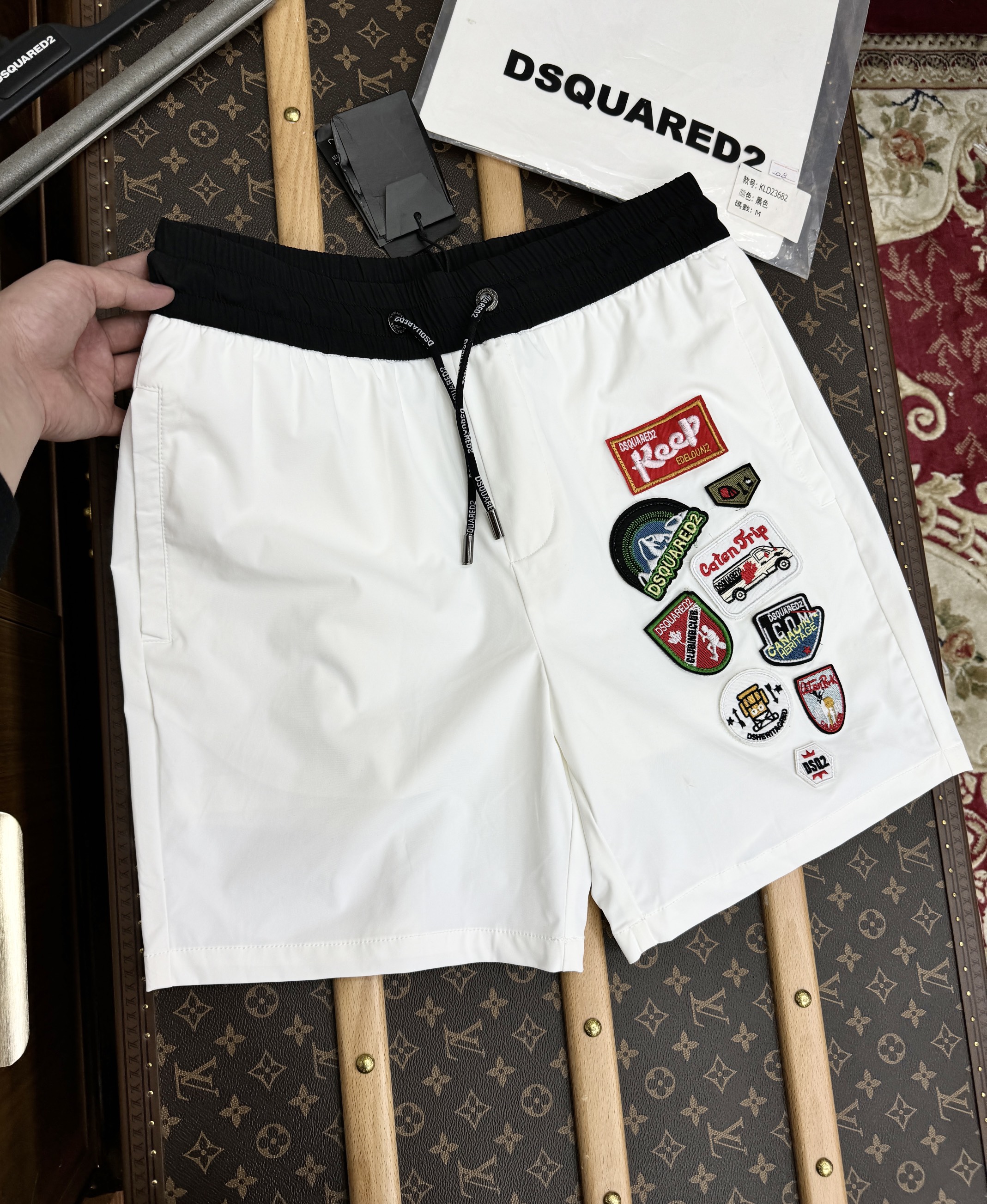 Quần short gió Dsquared2 DSQ2 họa tiết tag huy hiệu thêu Like Auth 1-1 on web CD