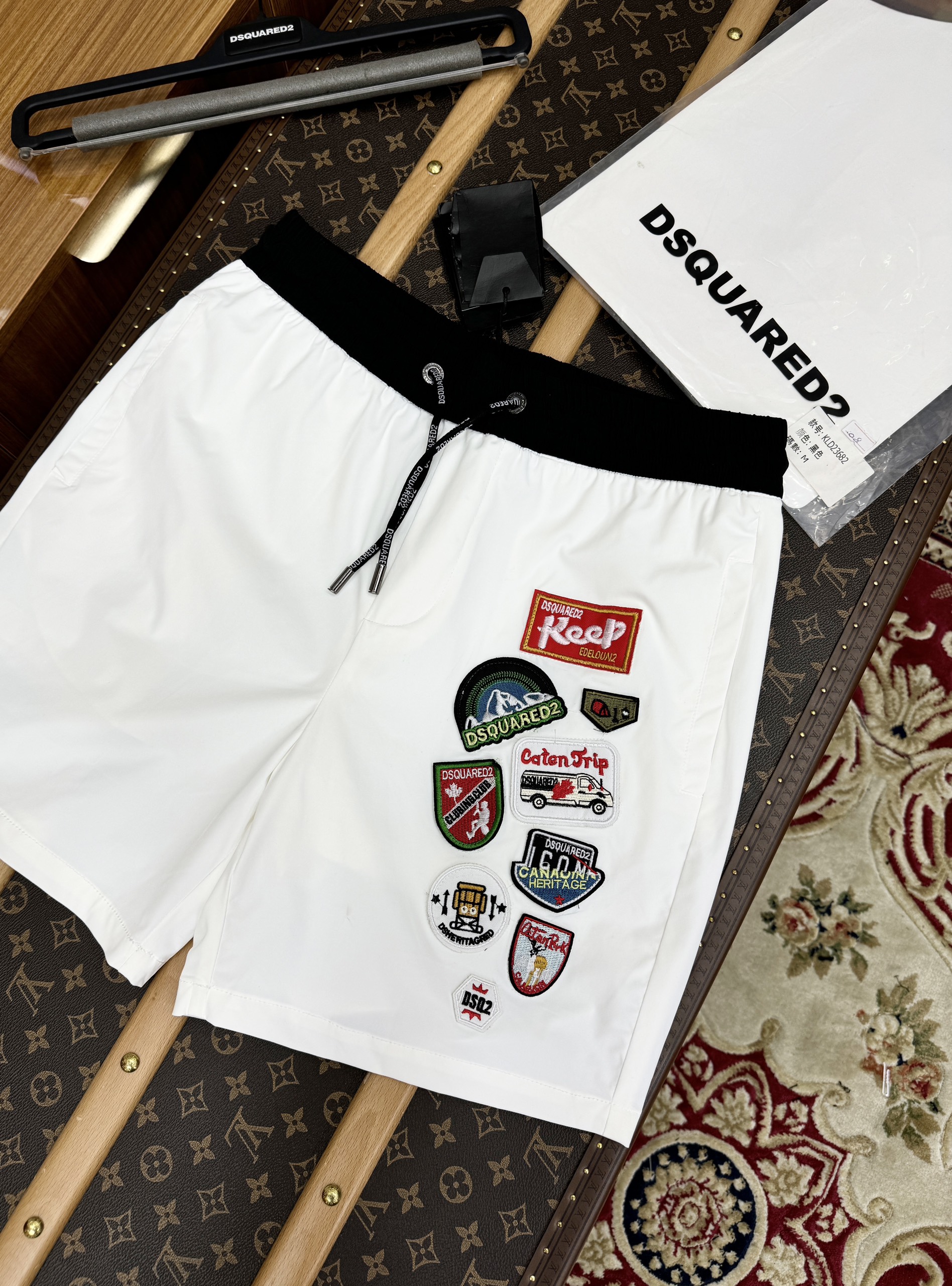 Quần short gió Dsquared2 DSQ2 họa tiết tag huy hiệu thêu Like Auth 1-1 on web CD