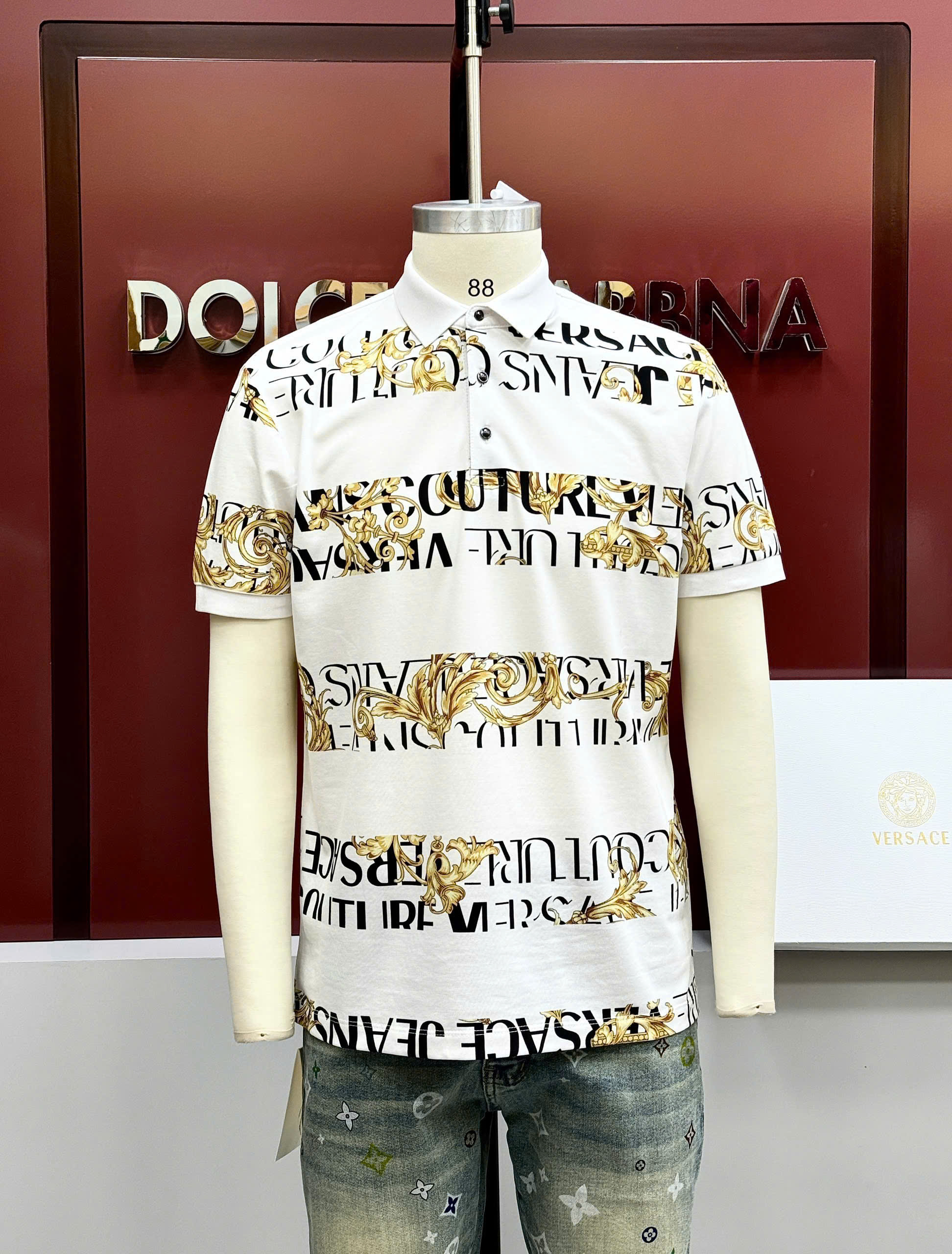 Áo polo Versace VS Trắng họa tiết logo chữ hoa văn vàng ngang Like Auth 1-1 on web CD