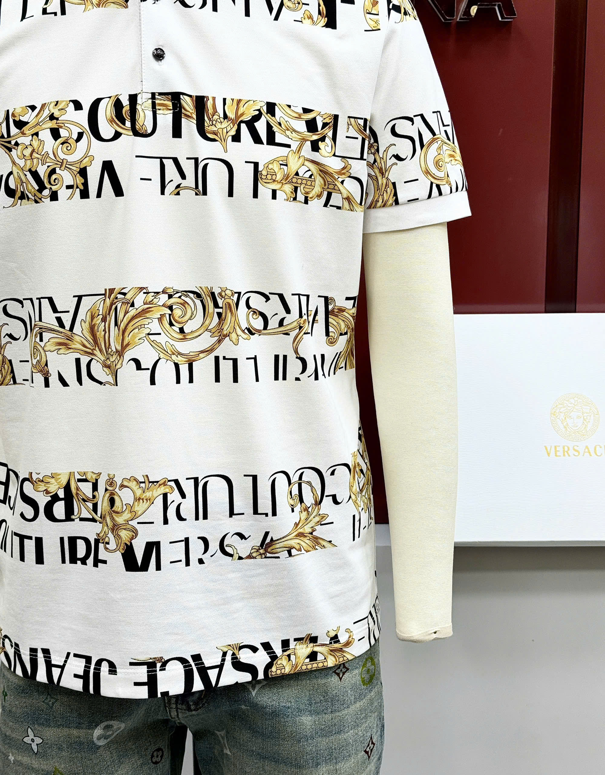 Áo polo Versace VS Trắng họa tiết logo chữ hoa văn vàng ngang Like Auth 1-1 on web CD