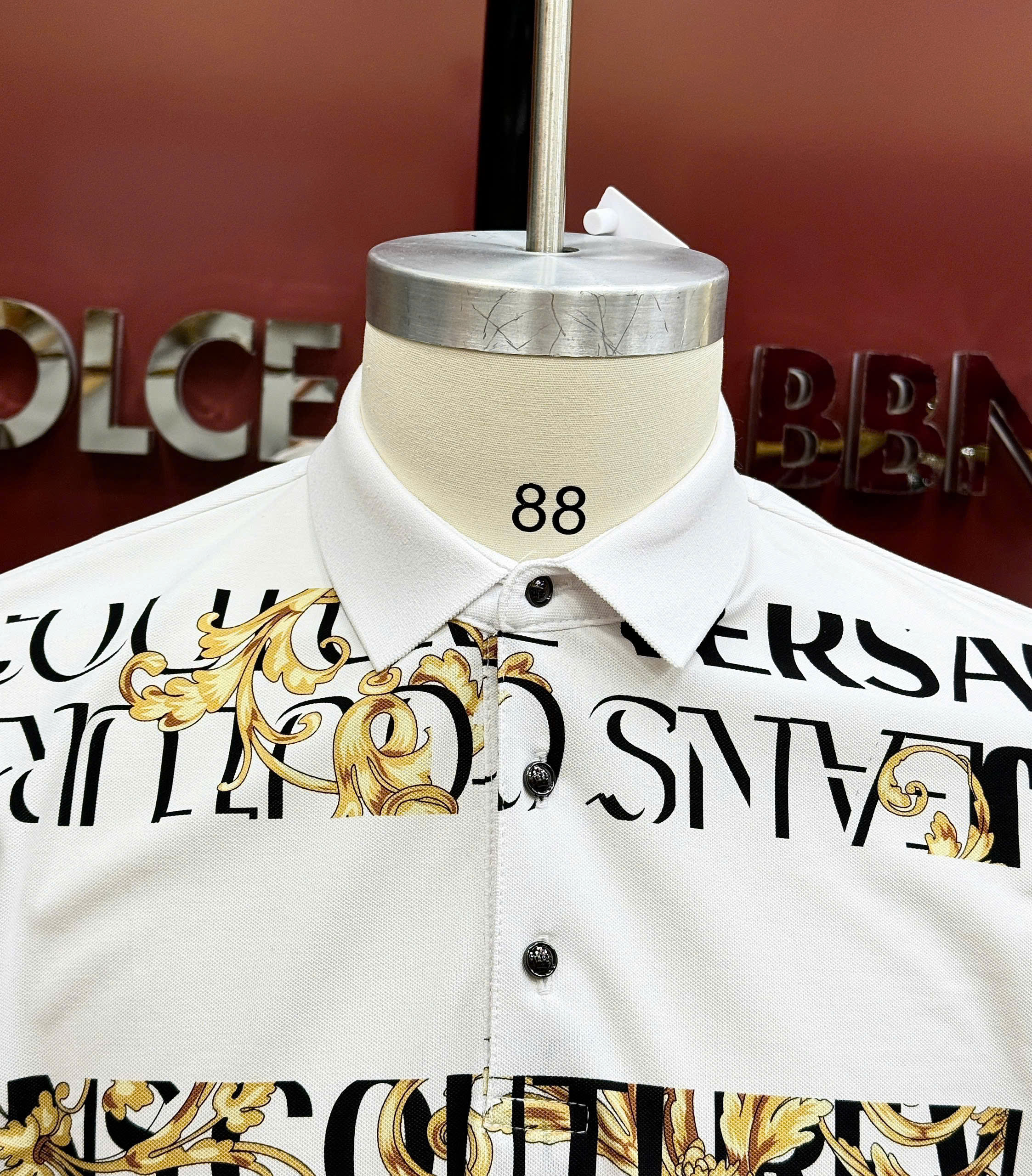Áo polo Versace VS Trắng họa tiết logo chữ hoa văn vàng ngang Like Auth 1-1 on web CD