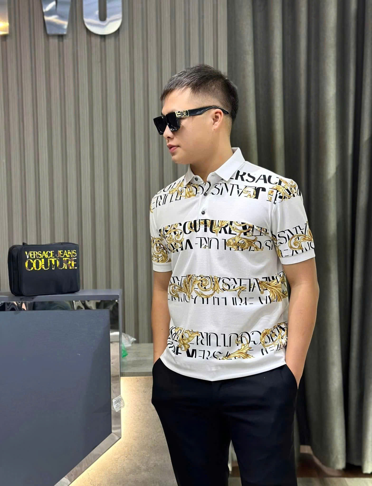 Áo polo Versace VS Trắng họa tiết logo chữ hoa văn vàng ngang Like Auth 1-1 on web CD