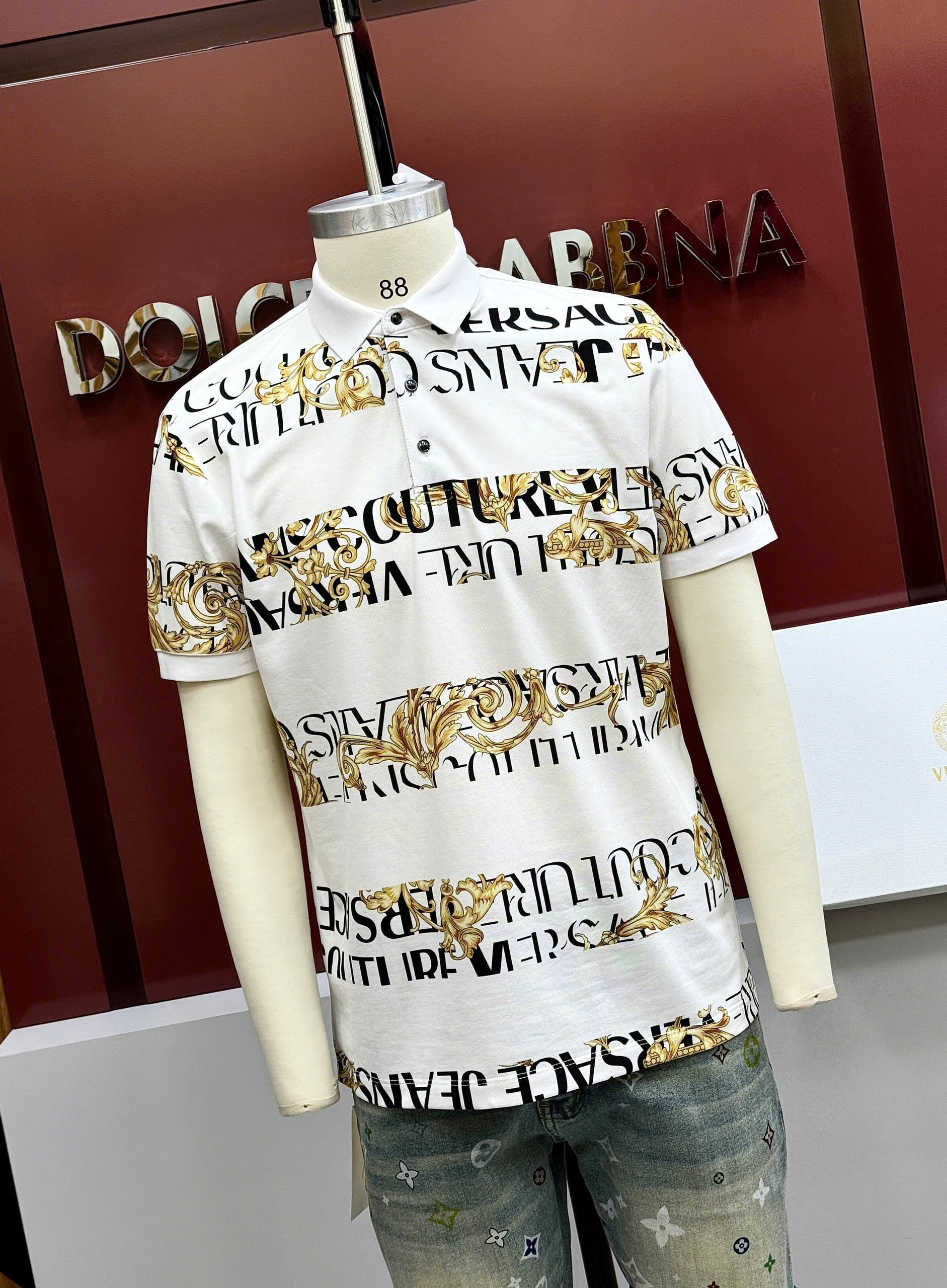 Áo polo Versace VS Trắng họa tiết logo chữ hoa văn vàng ngang Like Auth 1-1 on web CD
