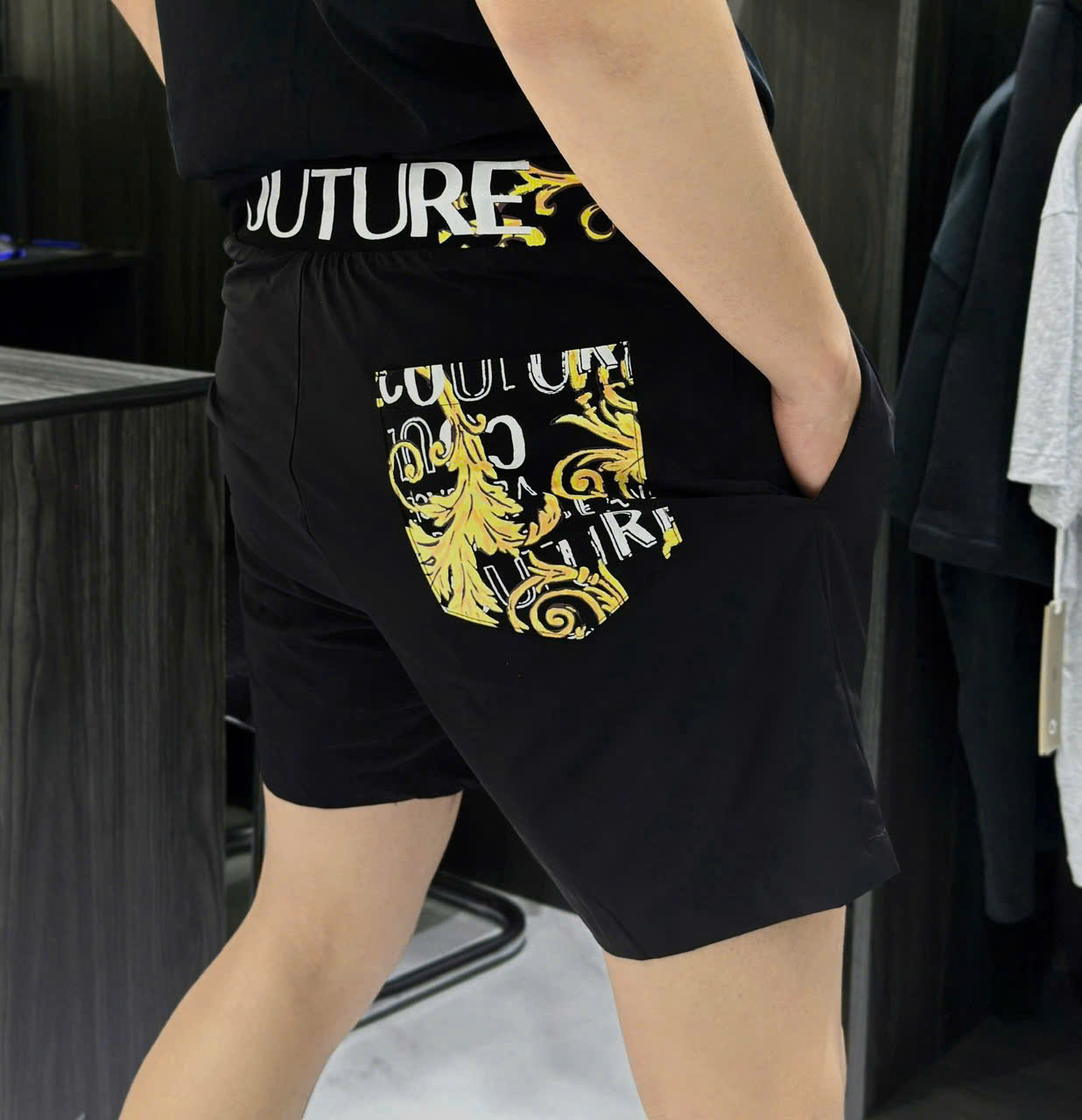 Quần short gió Versace VS Đen hoa văn Vàng túi cạp Like Auth 1-1 on web MK
