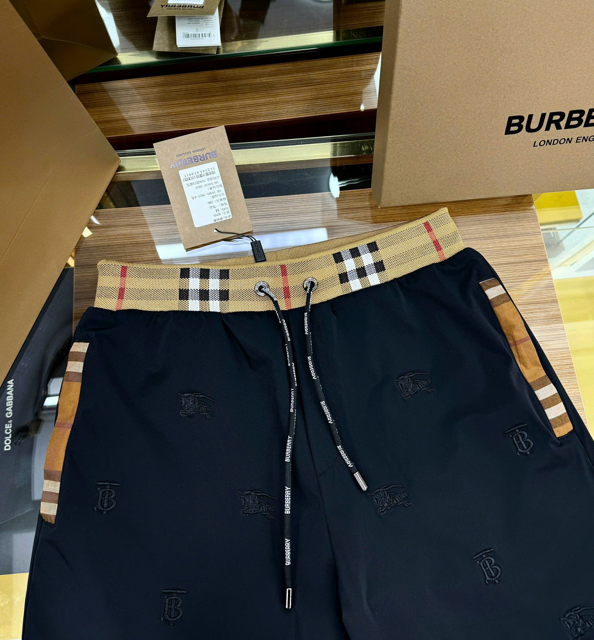 Quần short gió Burberry BBR họa tiết thêu phối kẻ sọc logo chữ thêu đùi Like Auth 1-1 on web CD