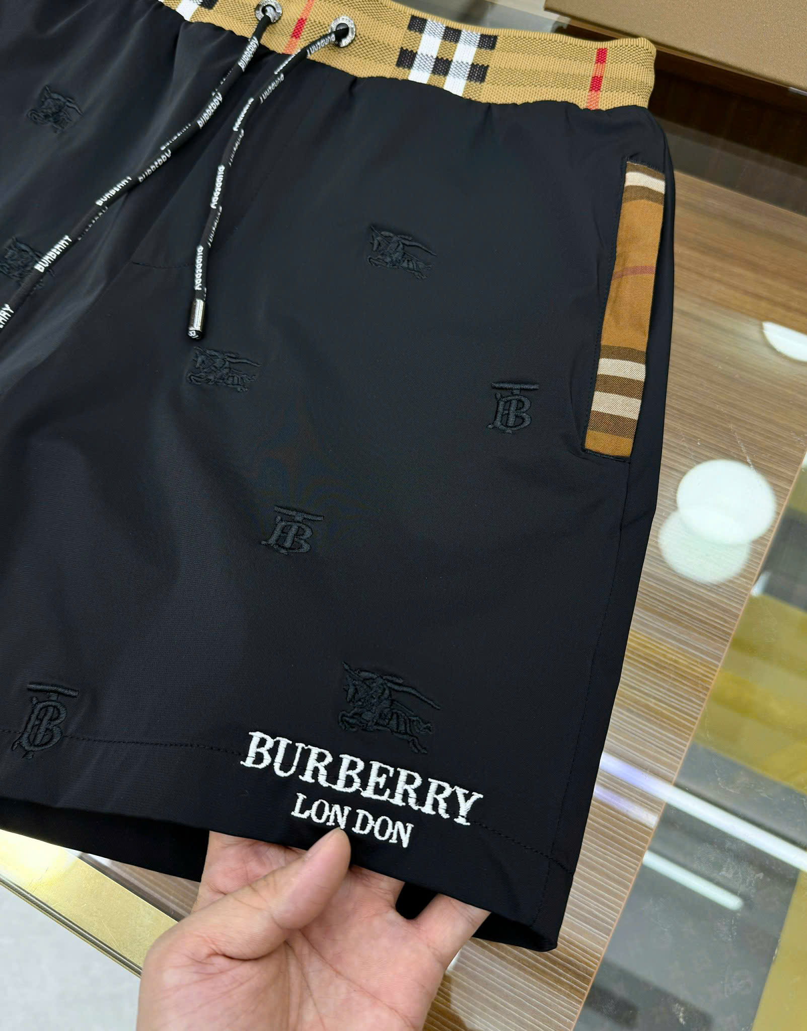 Quần short gió Burberry BBR họa tiết thêu phối kẻ sọc logo chữ thêu đùi Like Auth 1-1 on web CD