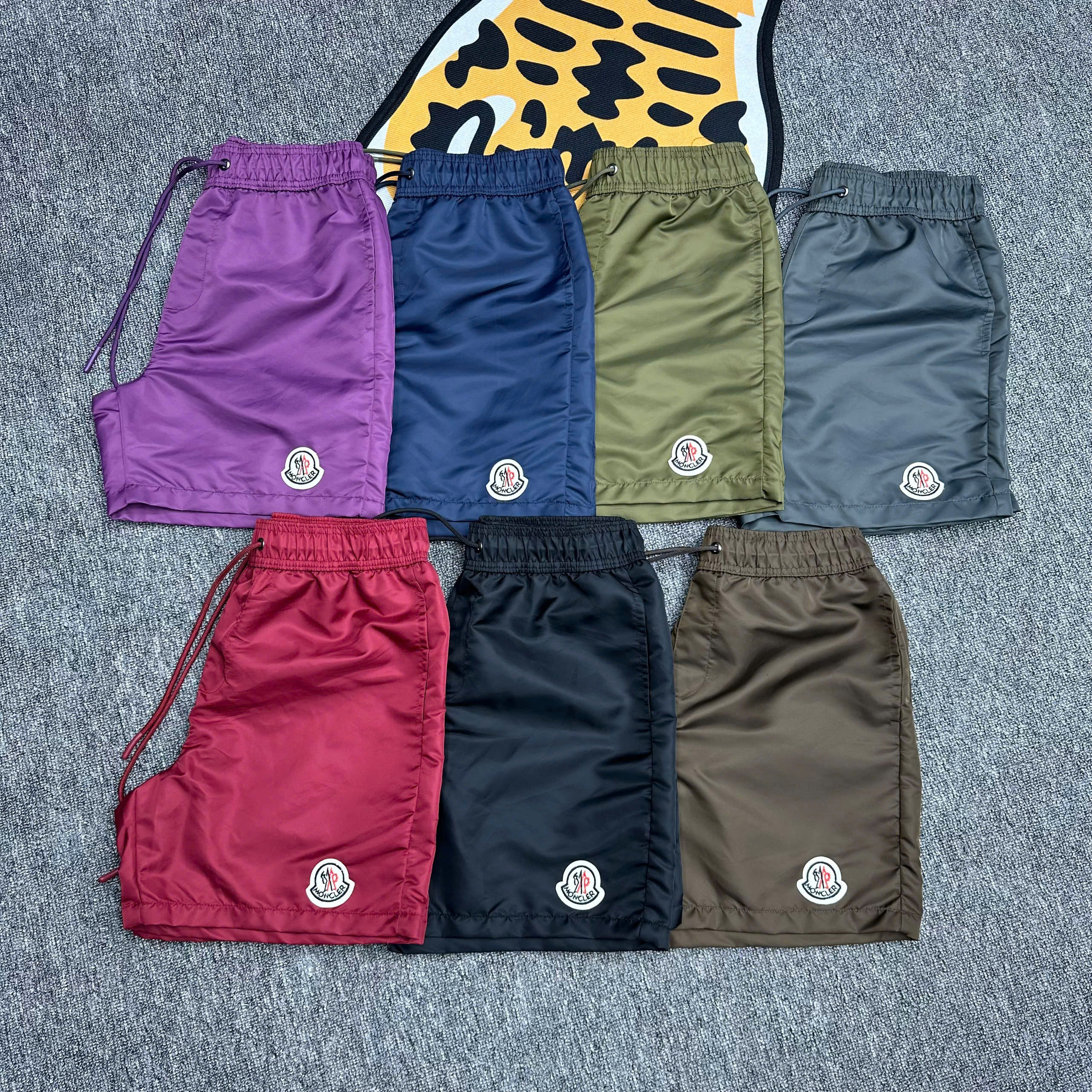 Quần short kaki Moncler M trơn logo tròn thêu đùi Like Auth 1-1 on web NV