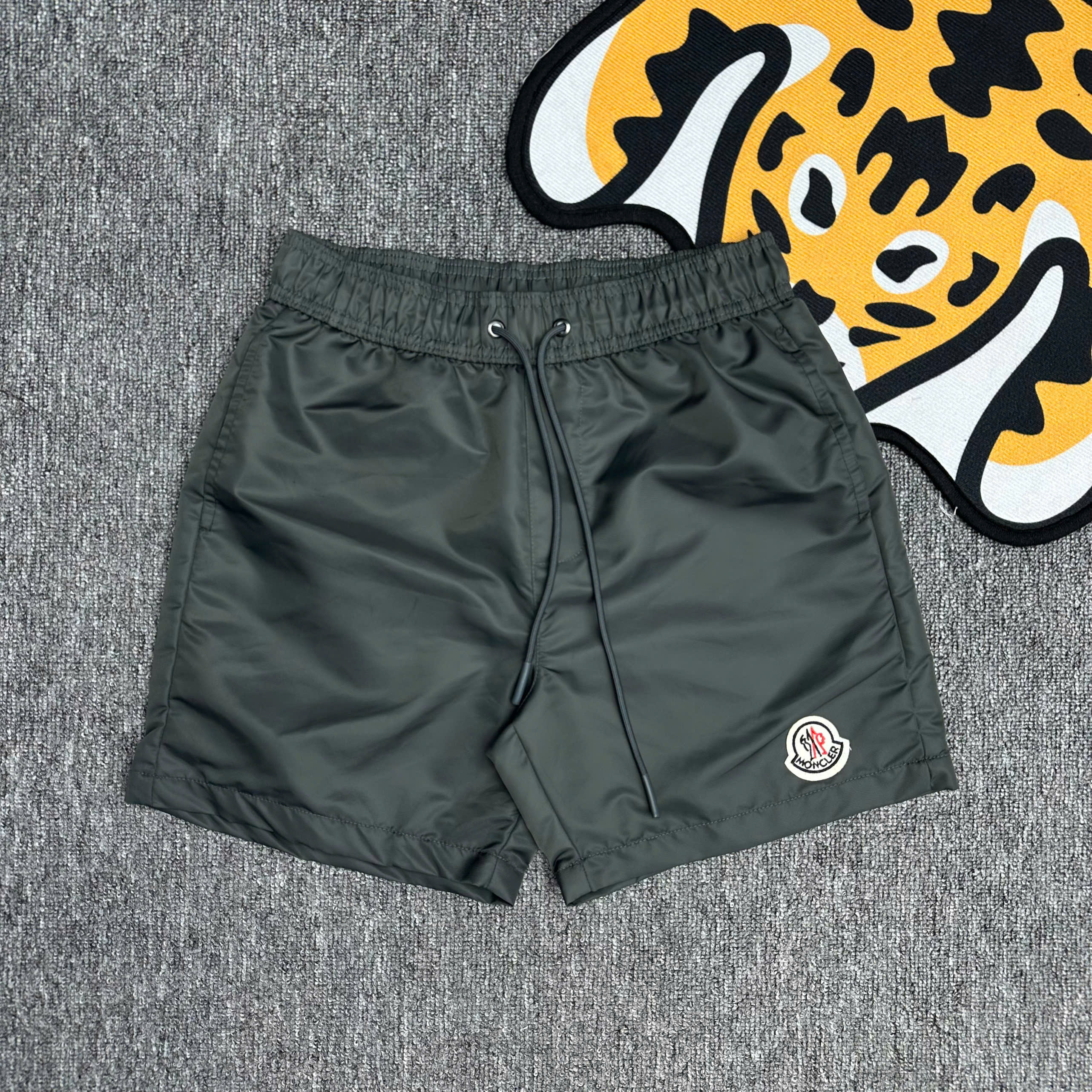 Quần short kaki Moncler M trơn logo tròn thêu đùi Like Auth 1-1 on web NV