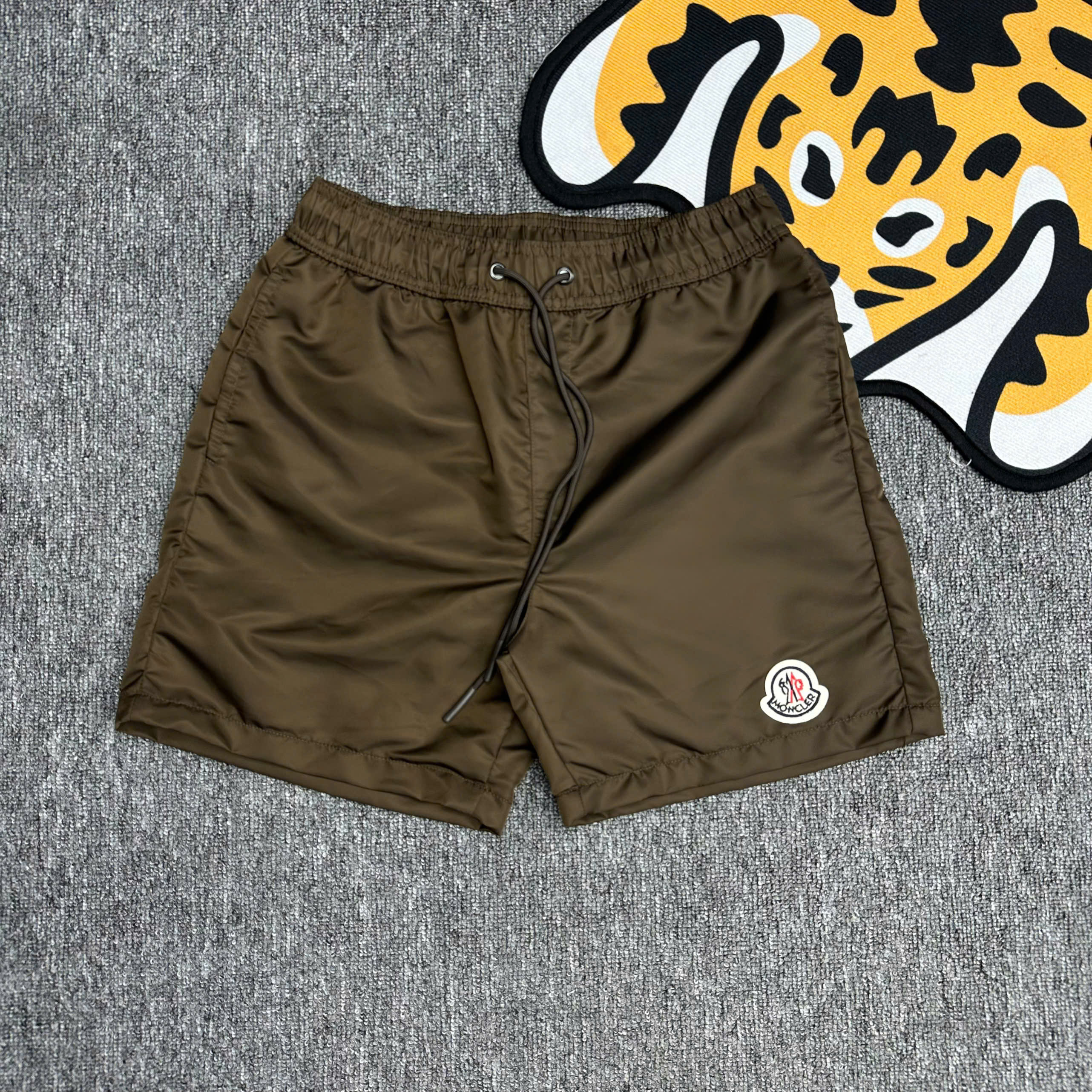 Quần short kaki Moncler M trơn logo tròn thêu đùi Like Auth 1-1 on web NV