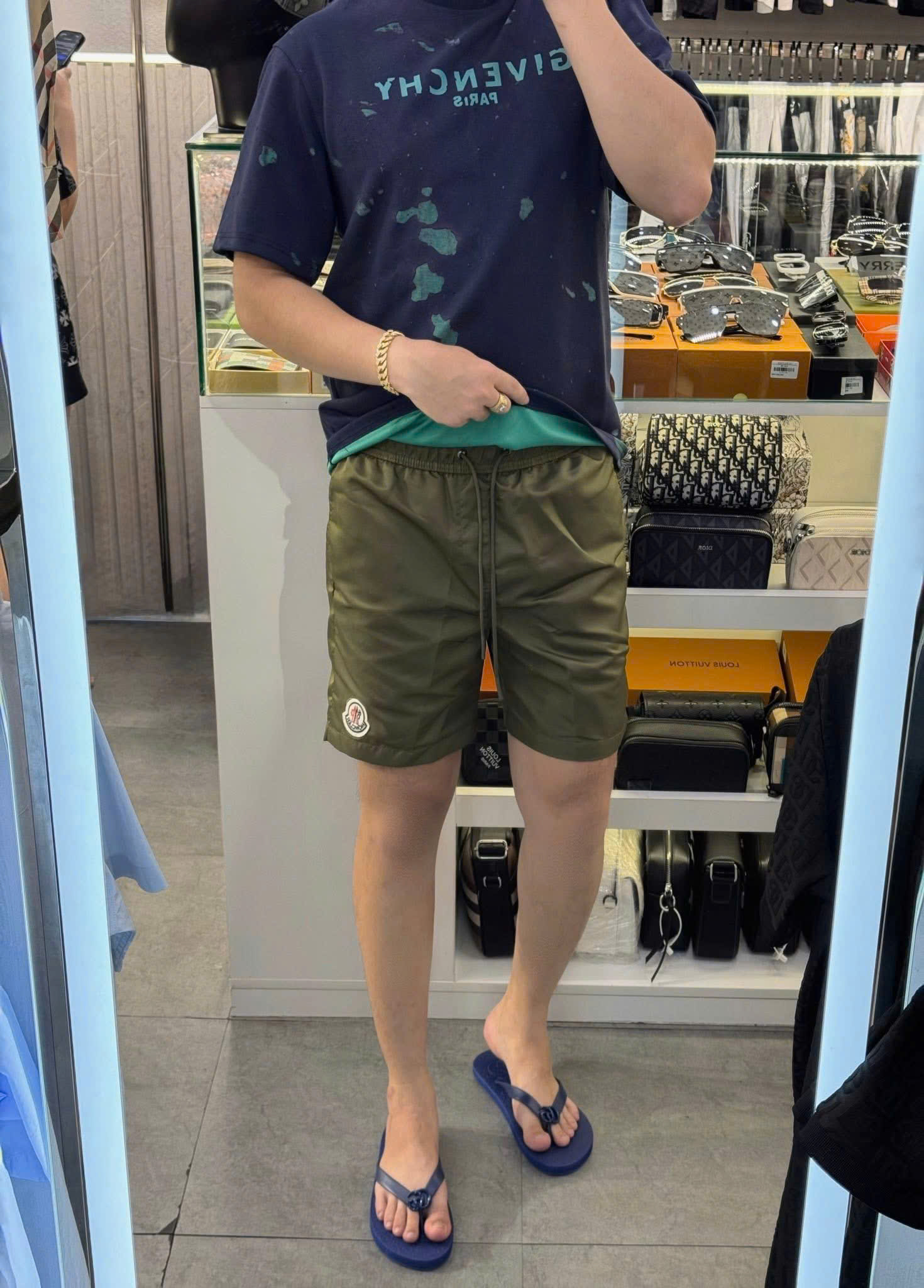 Quần short kaki Moncler M trơn logo tròn thêu đùi Like Auth 1-1 on web NV