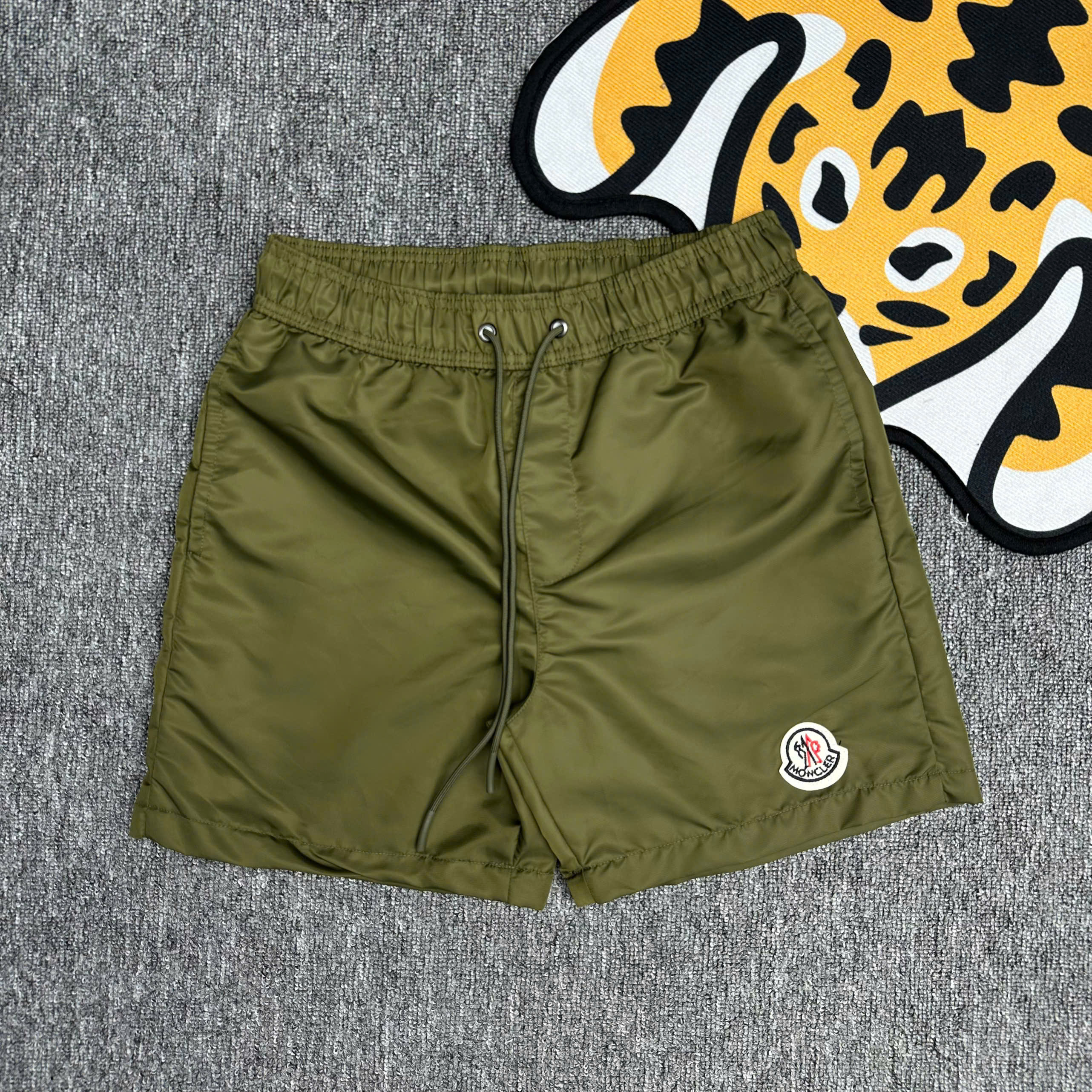 Quần short kaki Moncler M trơn logo tròn thêu đùi Like Auth 1-1 on web NV